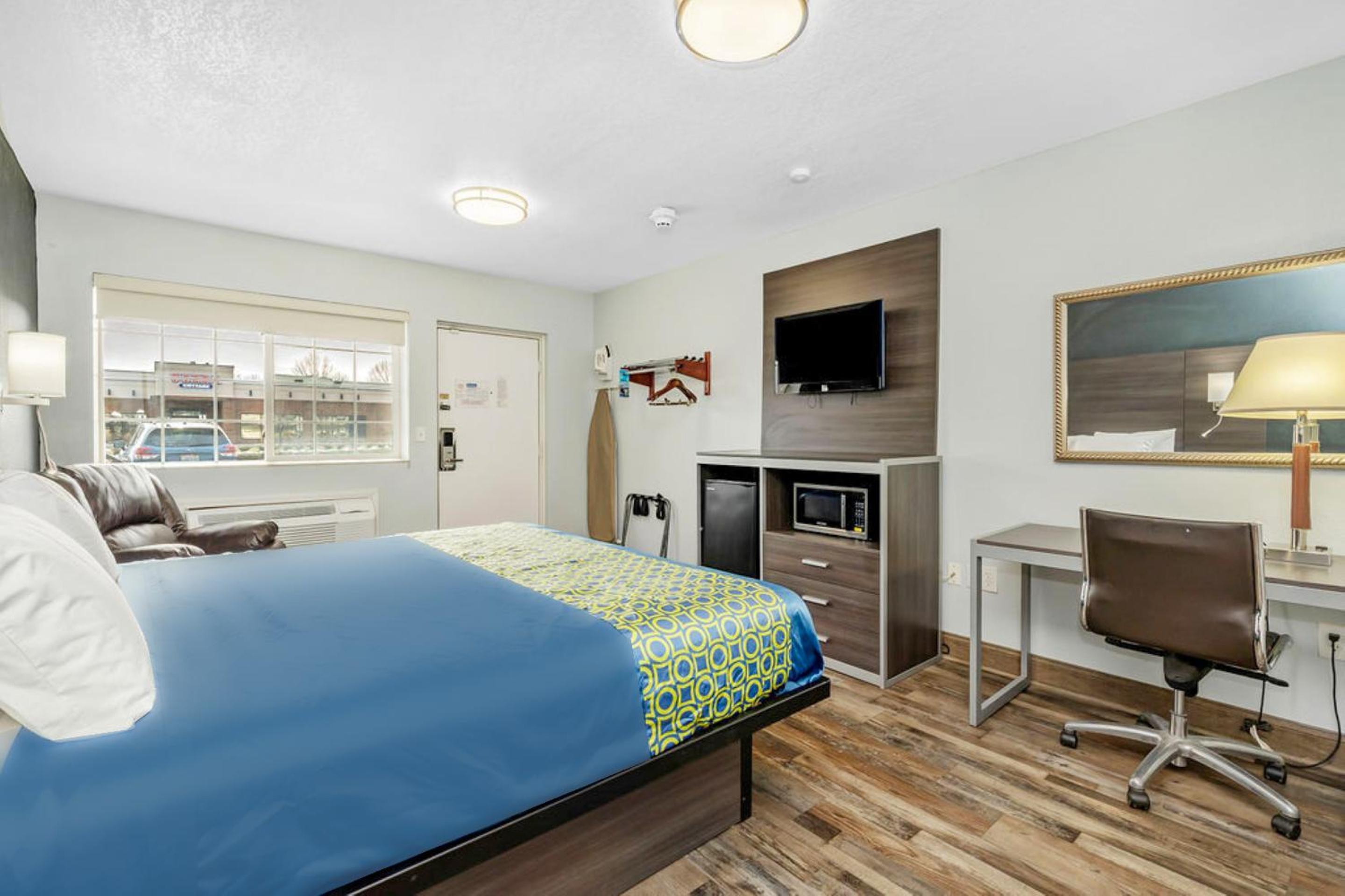 Queen Bed Non-Smoking - Photo 12