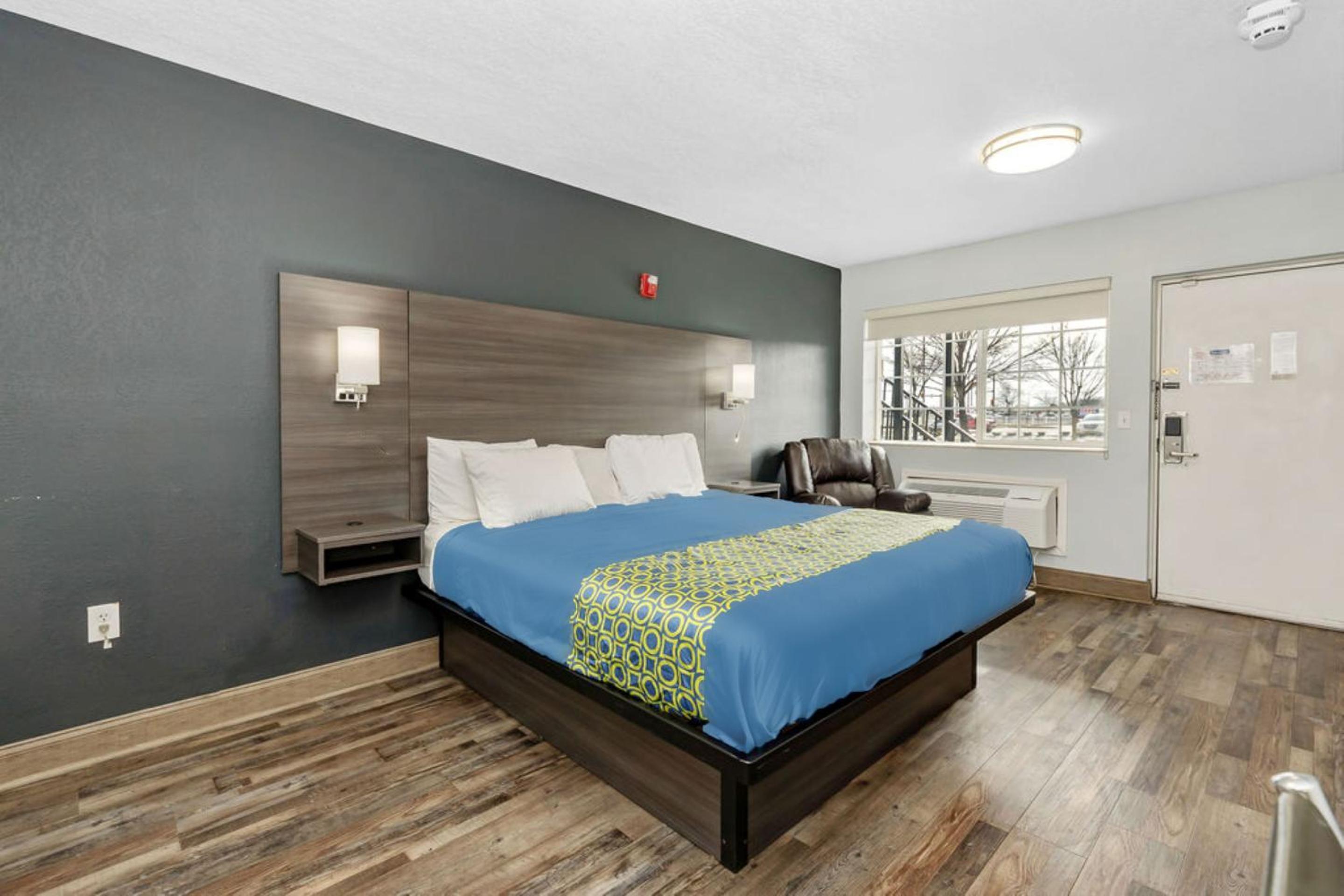 Queen Bed Non-Smoking - Photo 14
