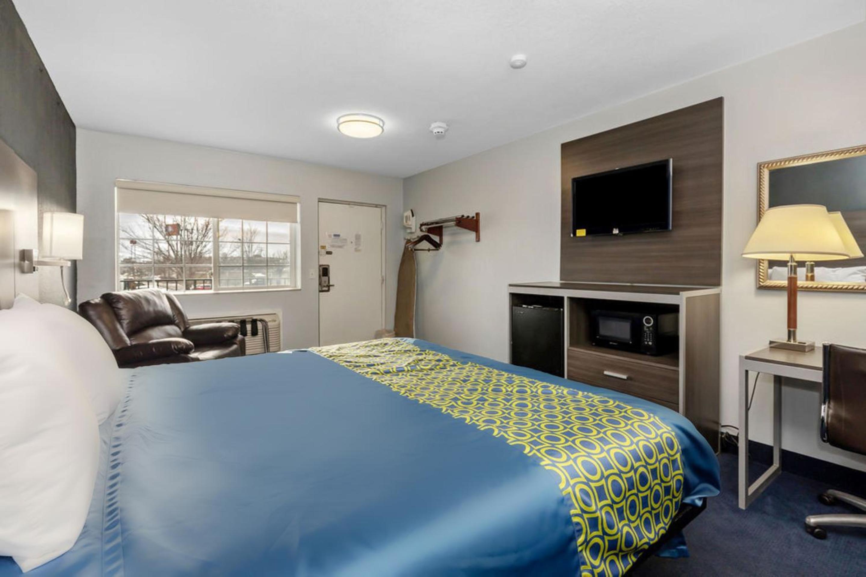 Queen Bed Non-Smoking - Photo 1