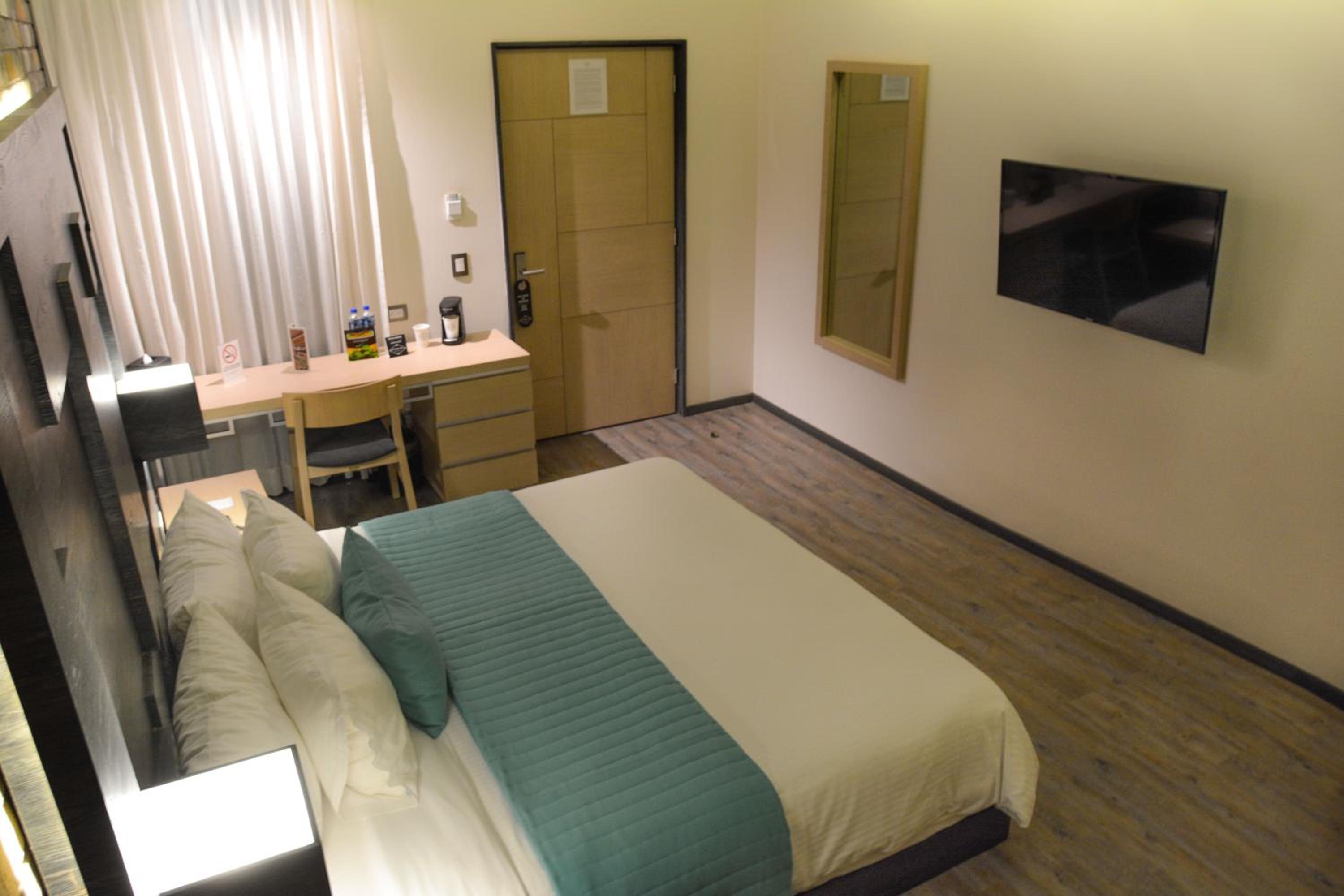 Queen Room - Disability Access photo 1