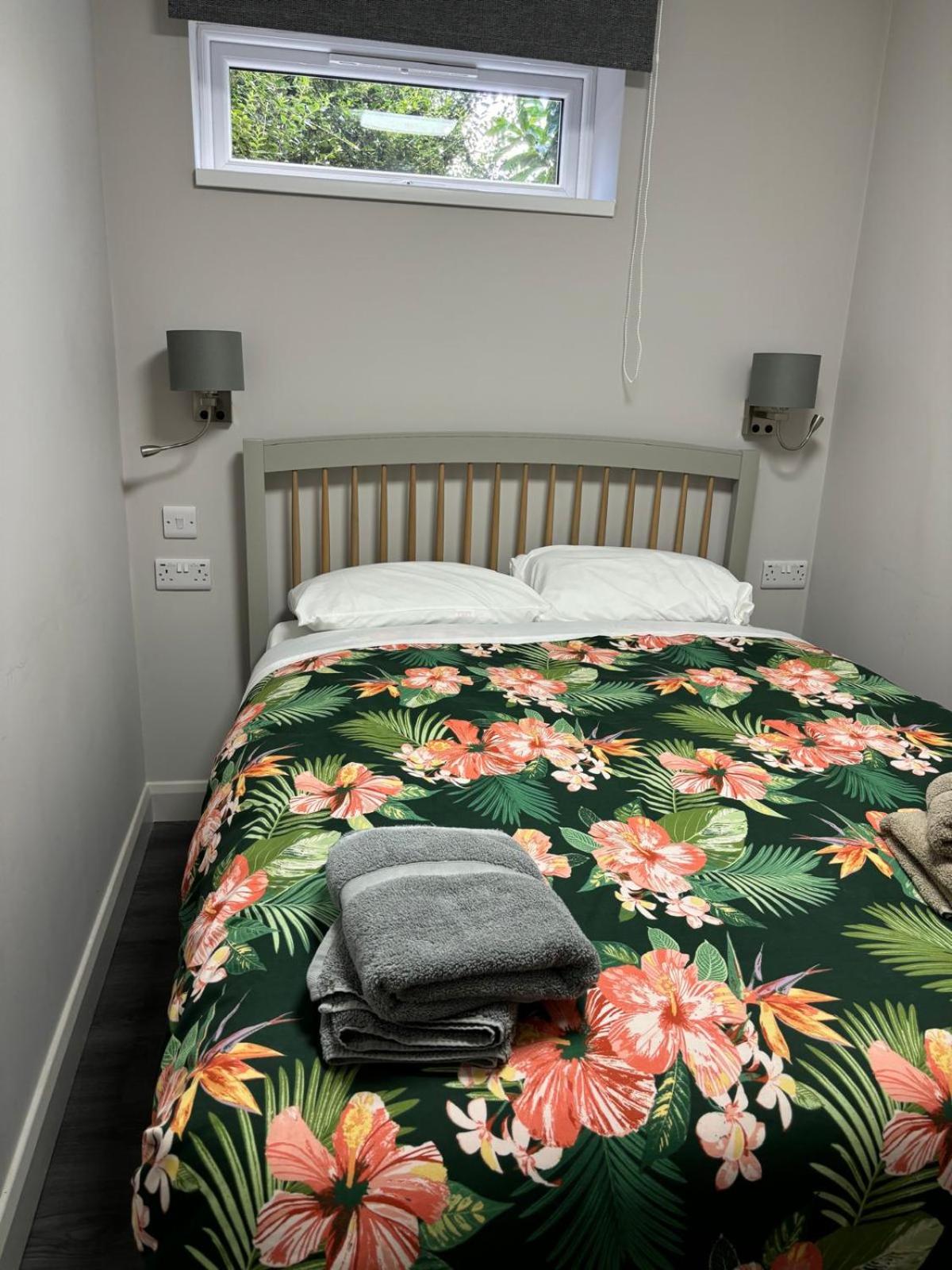 Deluxe Double Room with Shower - Photo 7