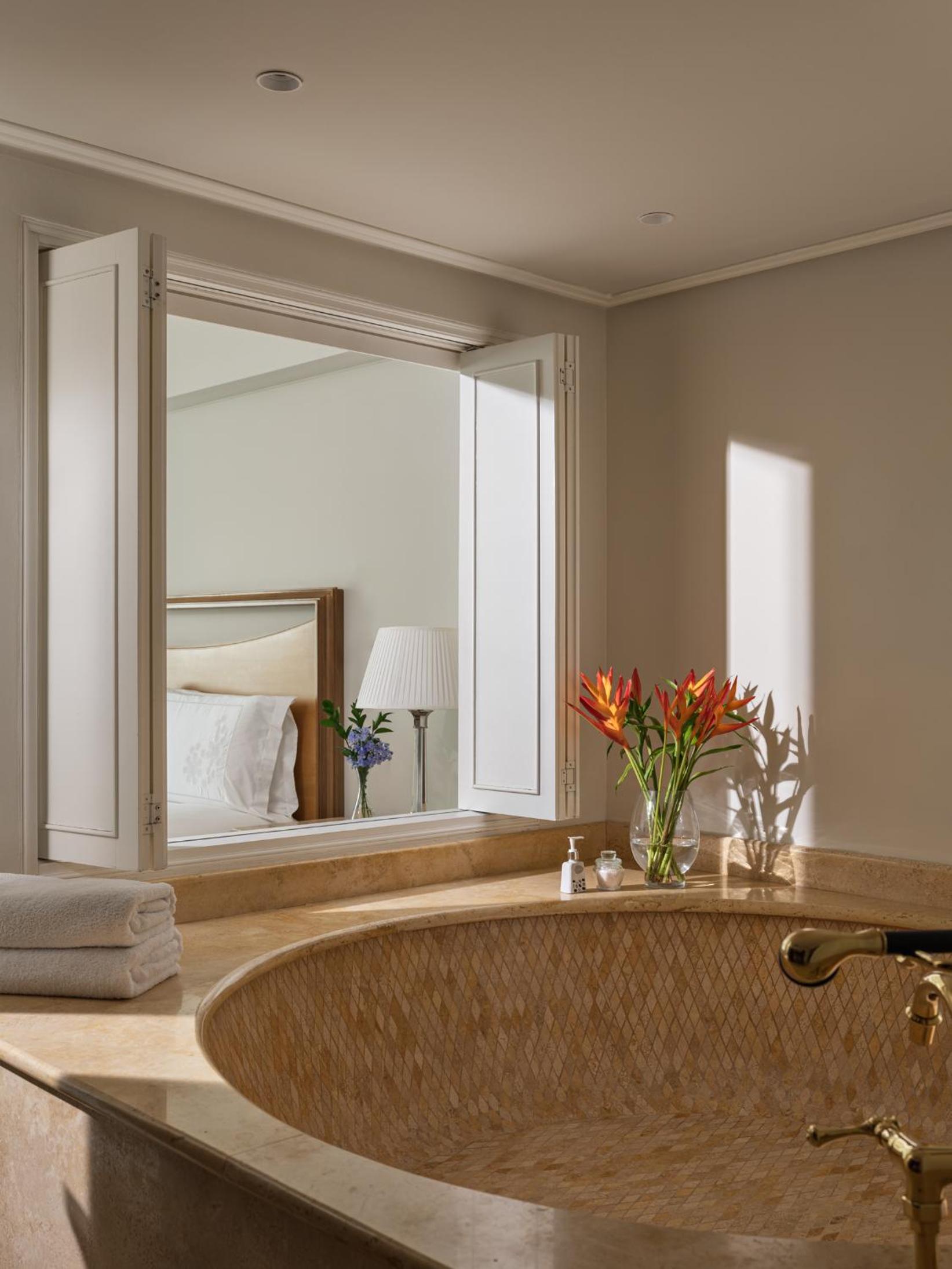 Deluxe Junior Suite - Photo 3