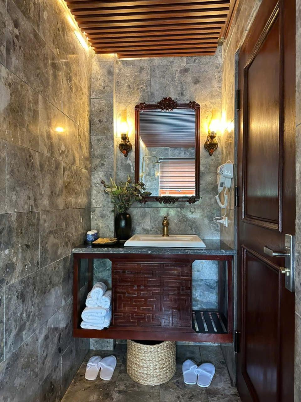 Deluxe Double Room with Balcony - Photo 6