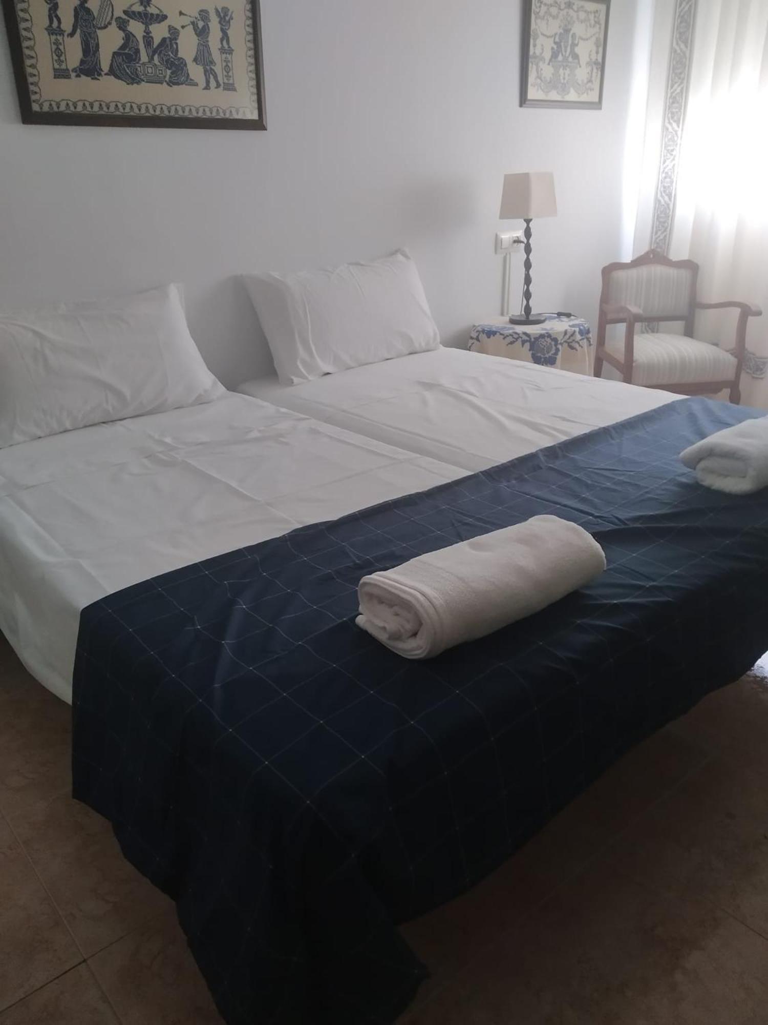 Economy Triple Room with Shared Bathroom photo 2