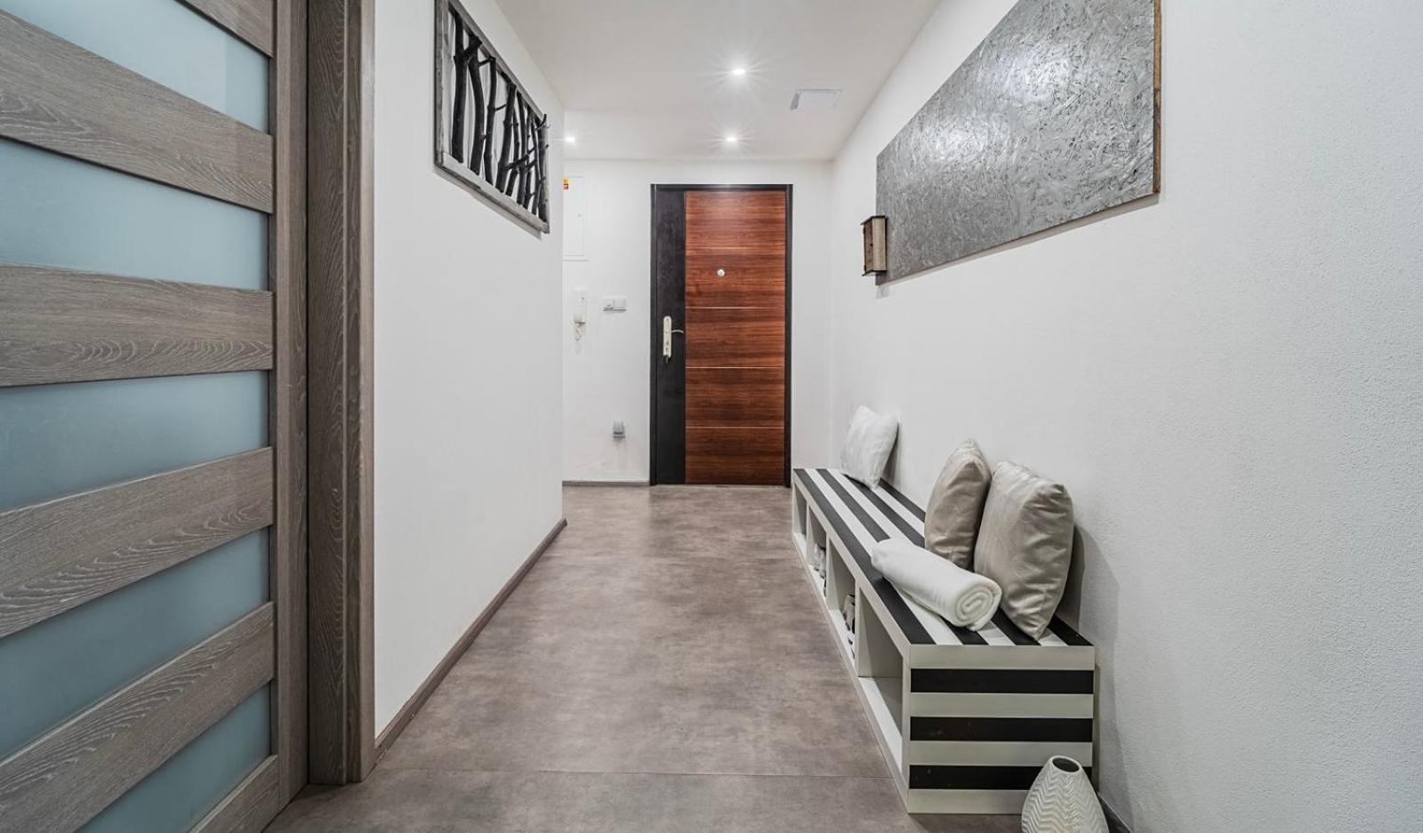 One-Bedroom Apartment photo 1