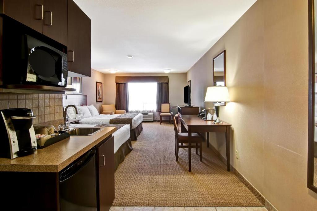 Standard Queen Room with Two Queen Beds photo 3