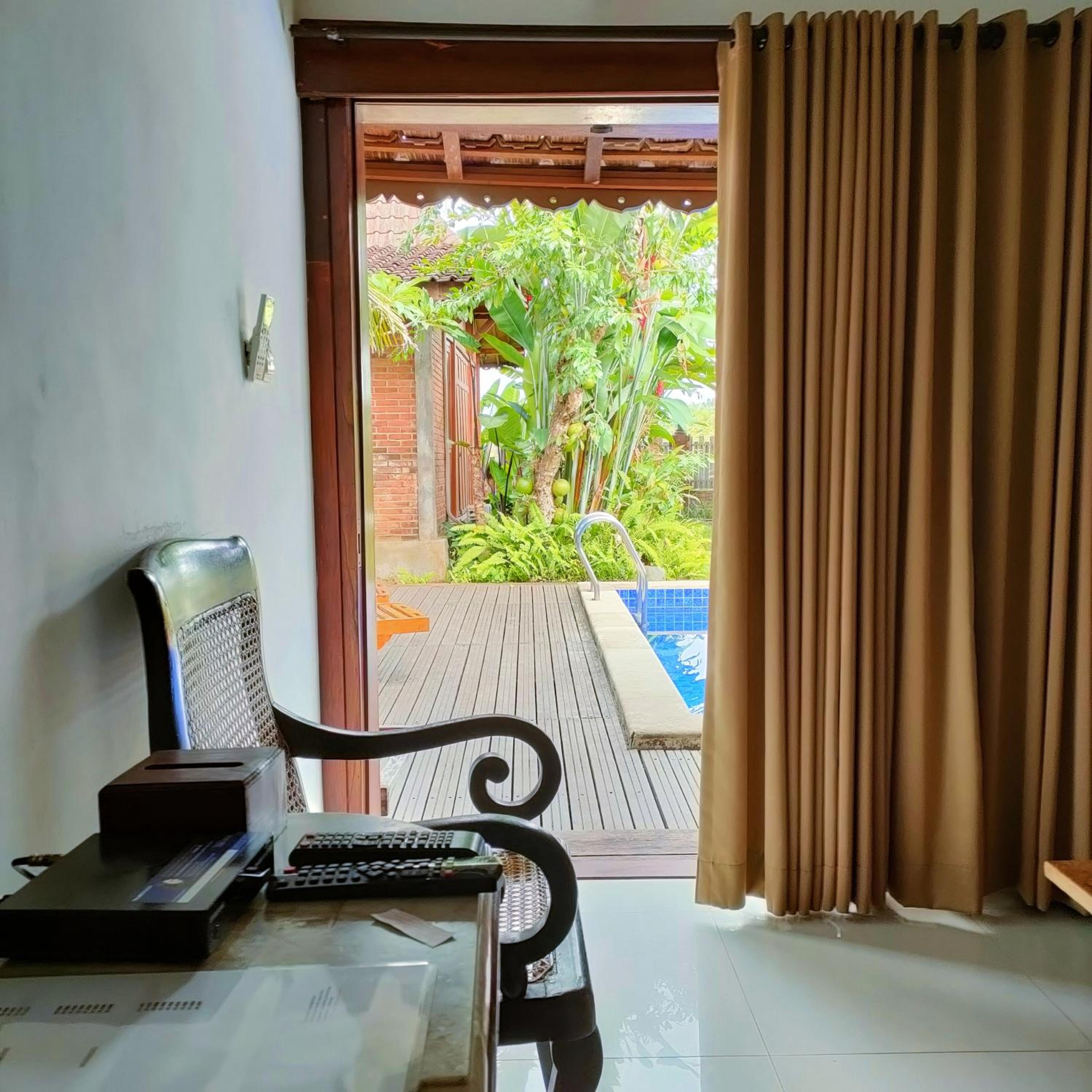 Queen Room with Pool View photo 3