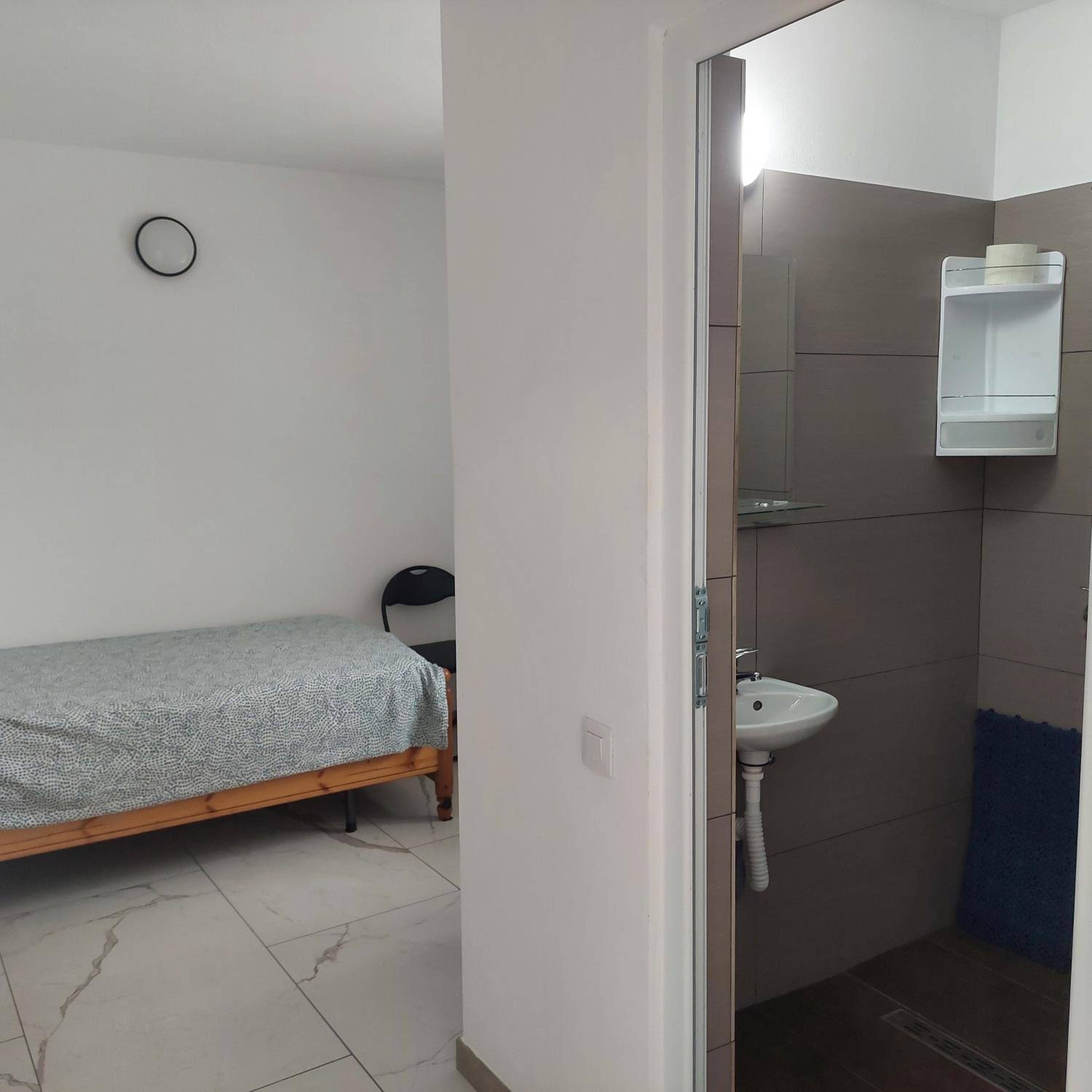 Single Room with Private Bathroom photo 2