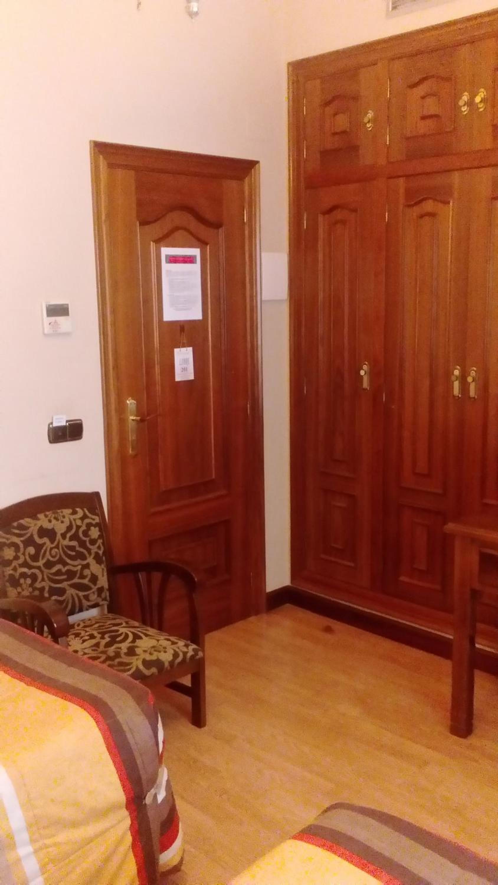 Twin Room - Photo 10