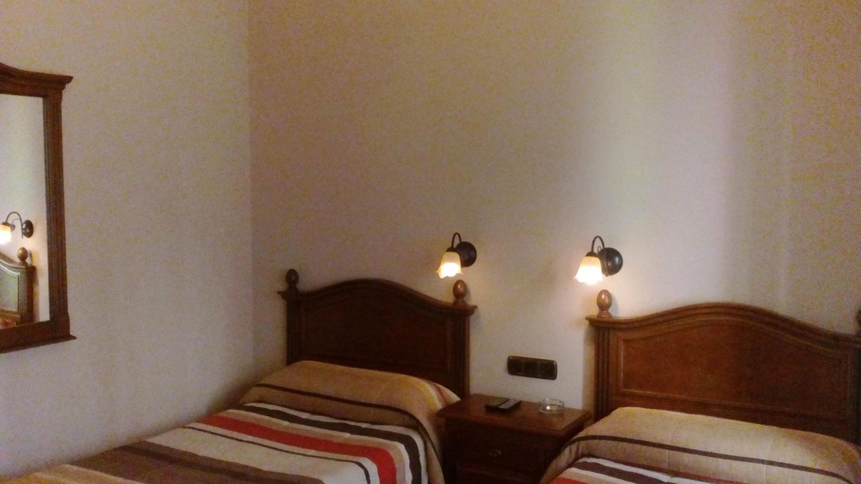 Twin Room - Photo 11