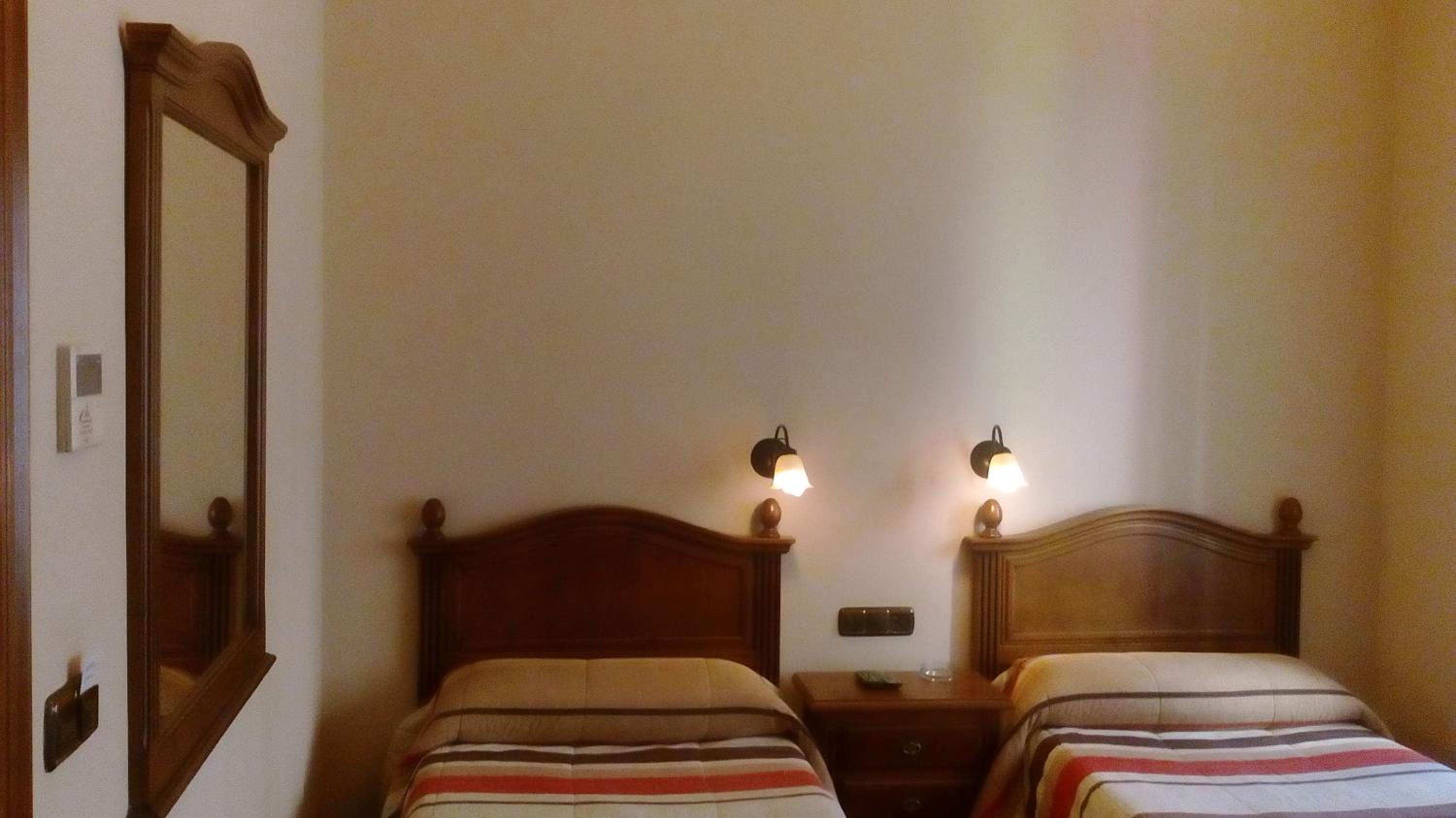 Twin Room - Photo 8