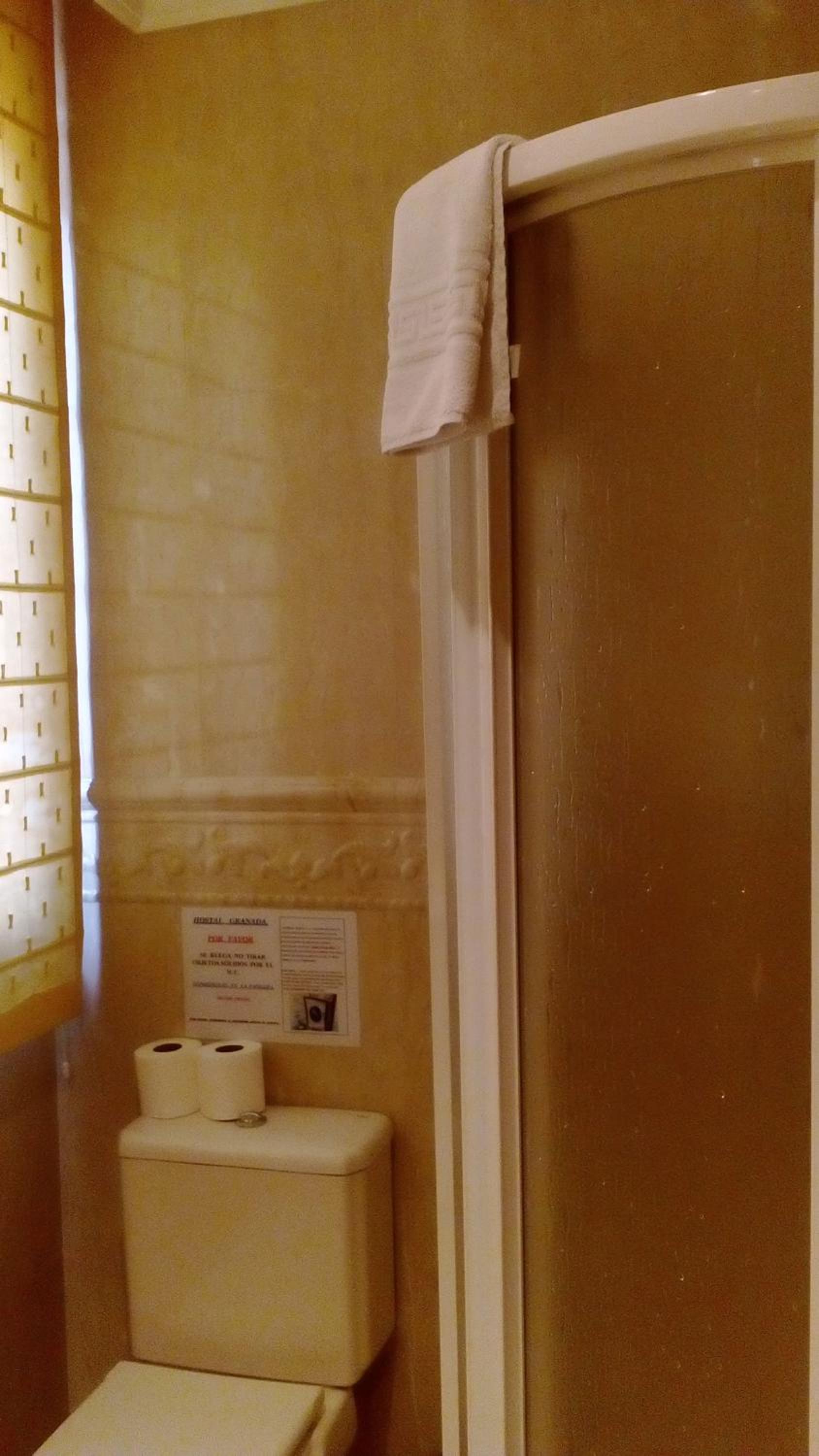 Twin Room - Photo 12