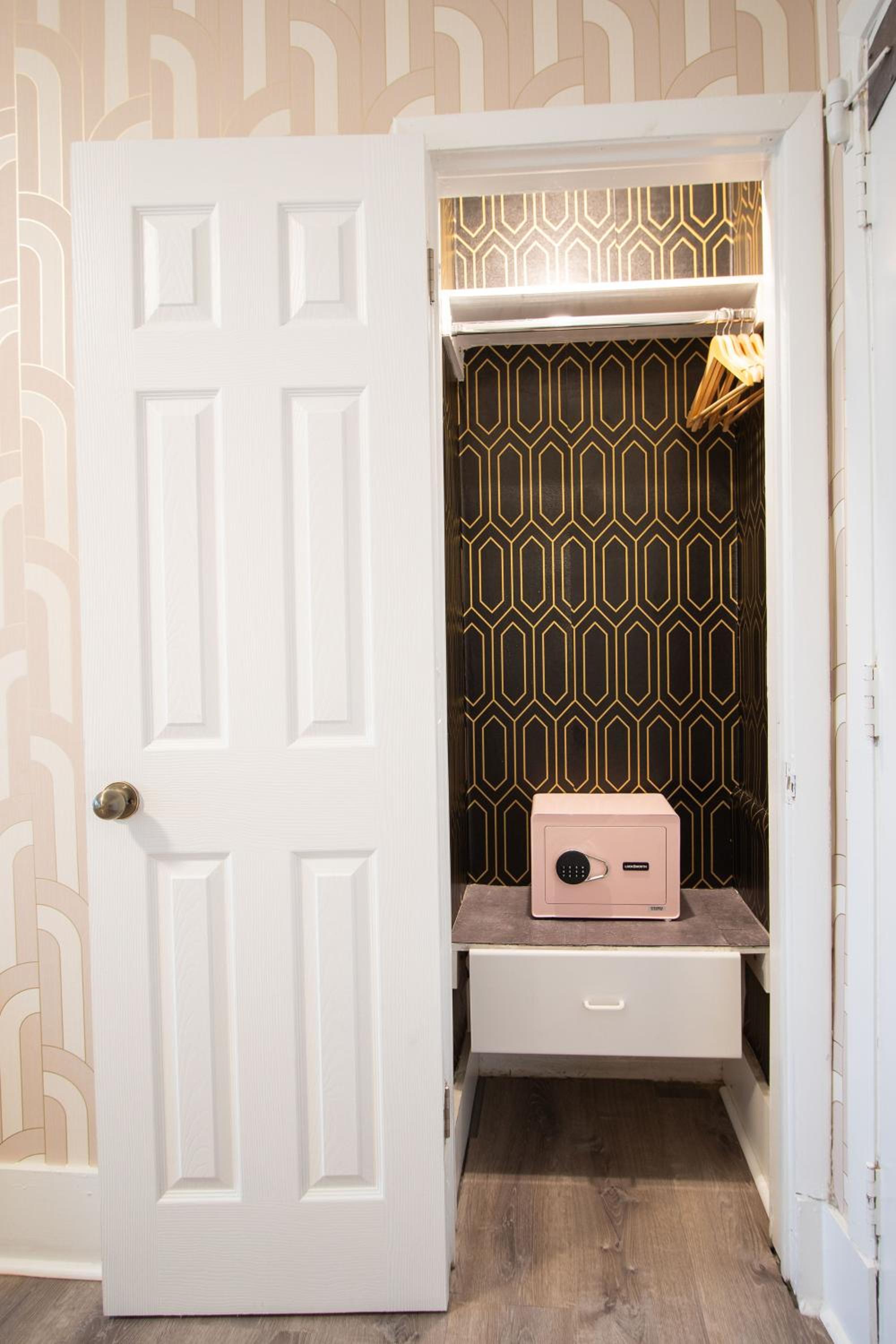 Superior King Room - Photo 13