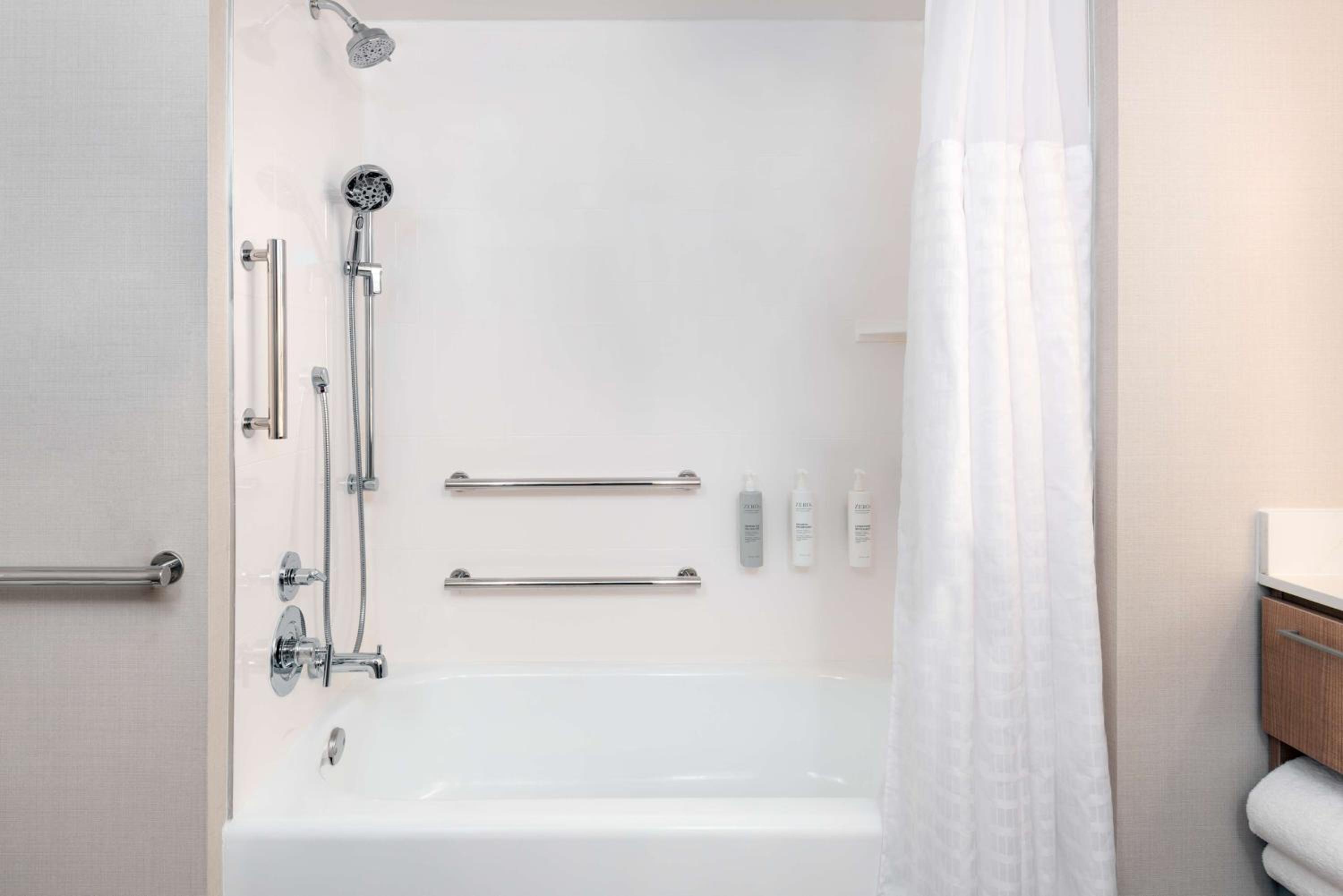 King Suite with Accessible Tub - Mobility and Hearing Access/Non-Smoking
