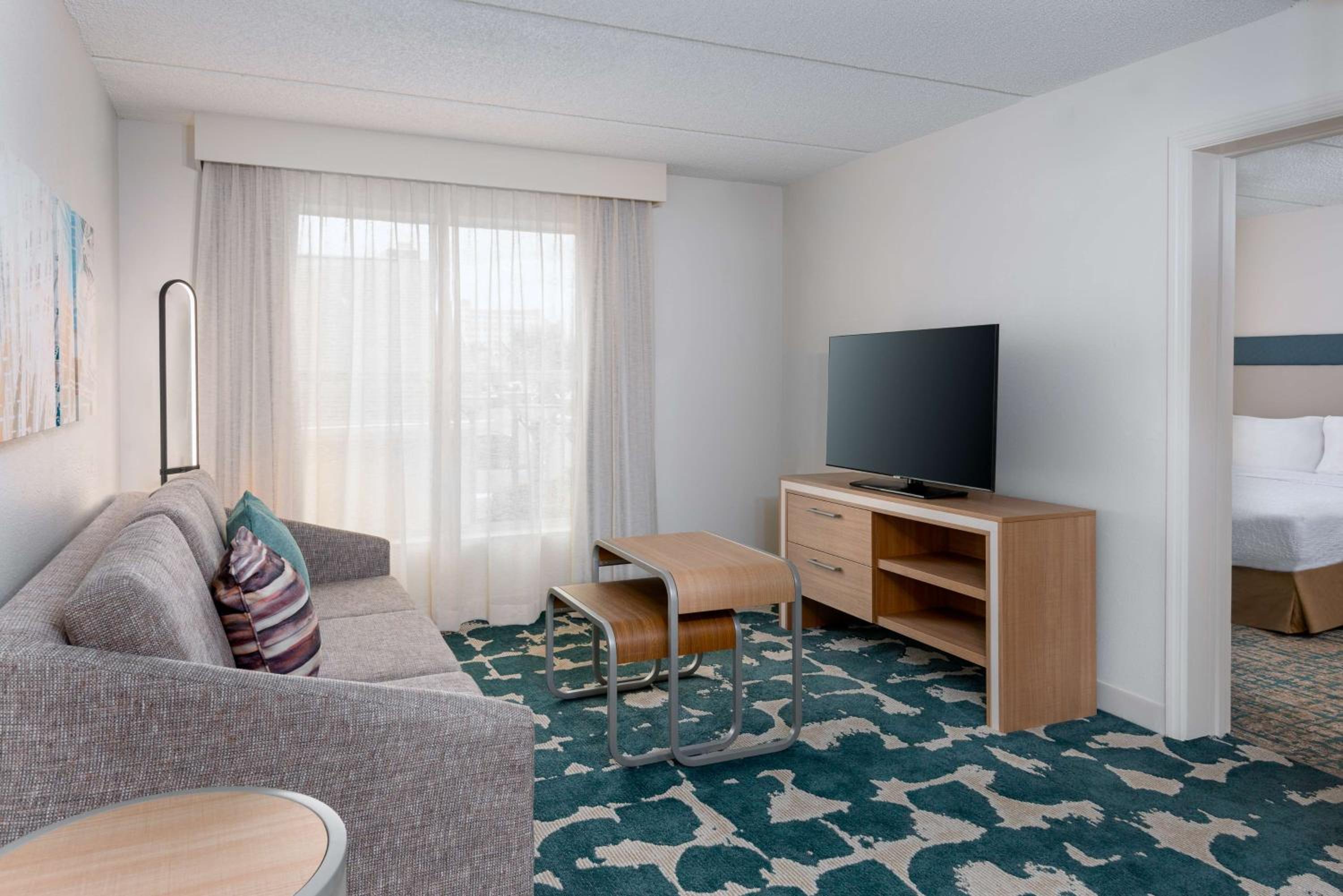 King Suite with Accessible Tub - Mobility and Hearing Access/Non-Smoking