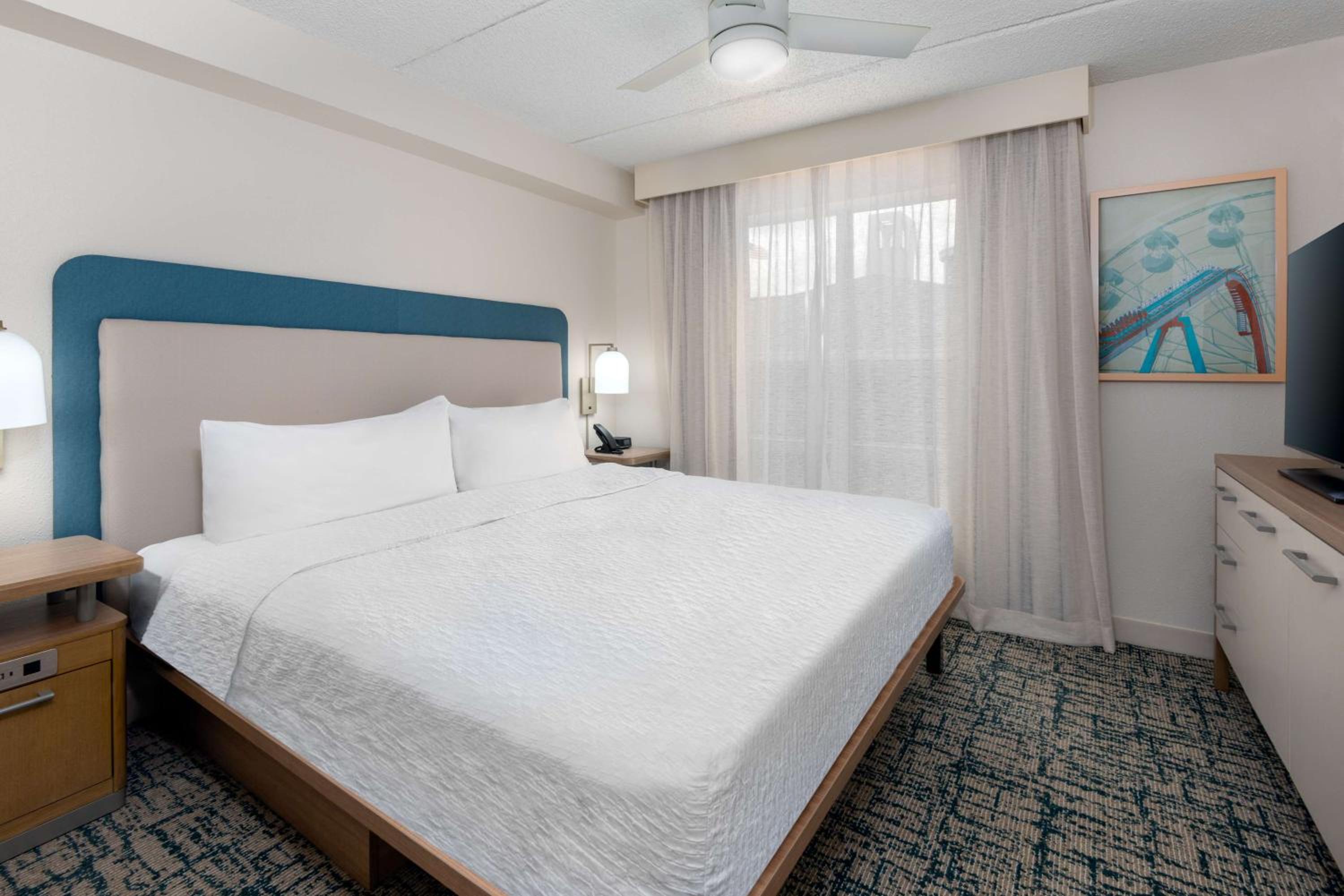 One-Bedroom King Suite - Non-Smoking