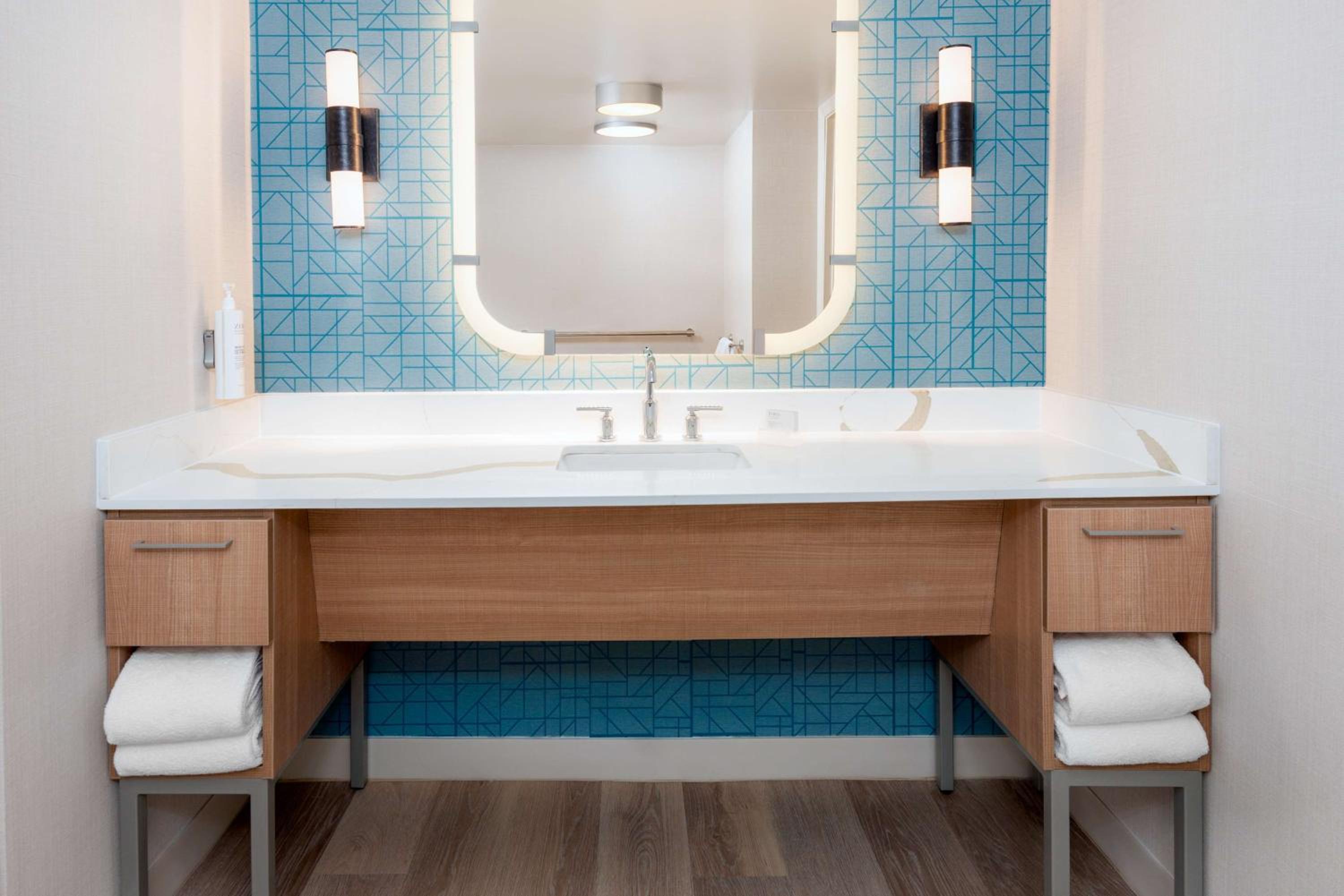King Suite with Accessible Tub - Mobility and Hearing Access/Non-Smoking
