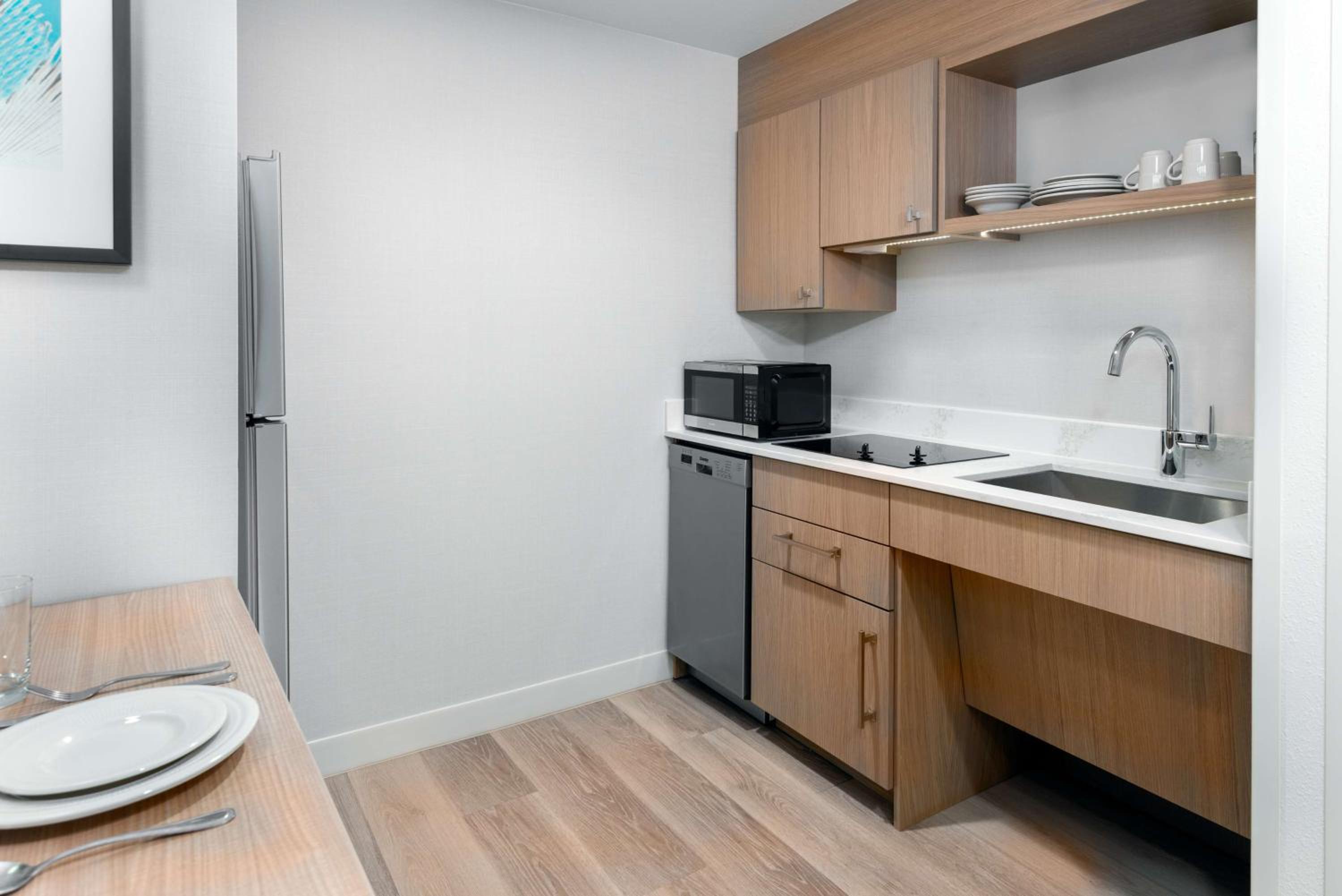 King Suite with Accessible Tub - Mobility and Hearing Access/Non-Smoking thumbnail 5