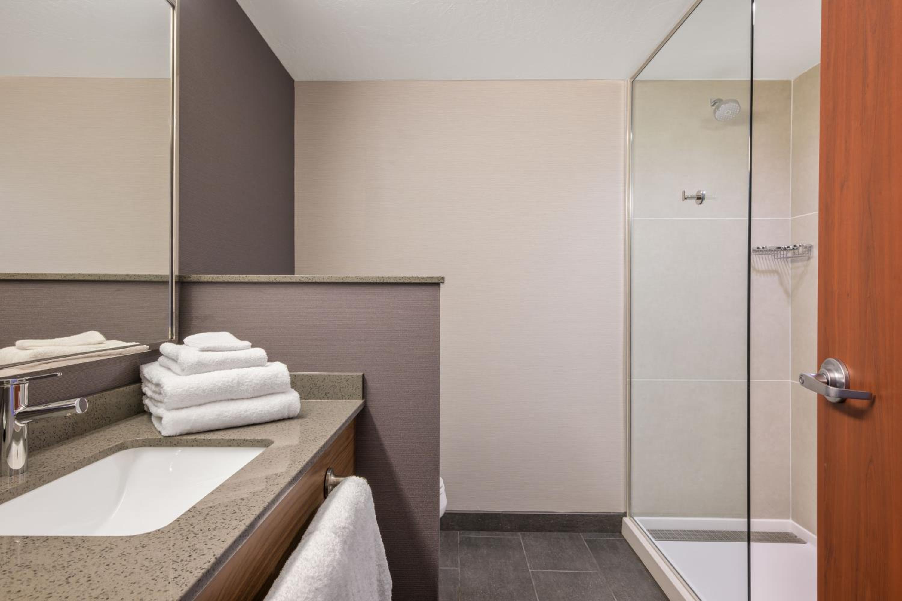 Queen Room with 2 Queen Beds - Photo 6
