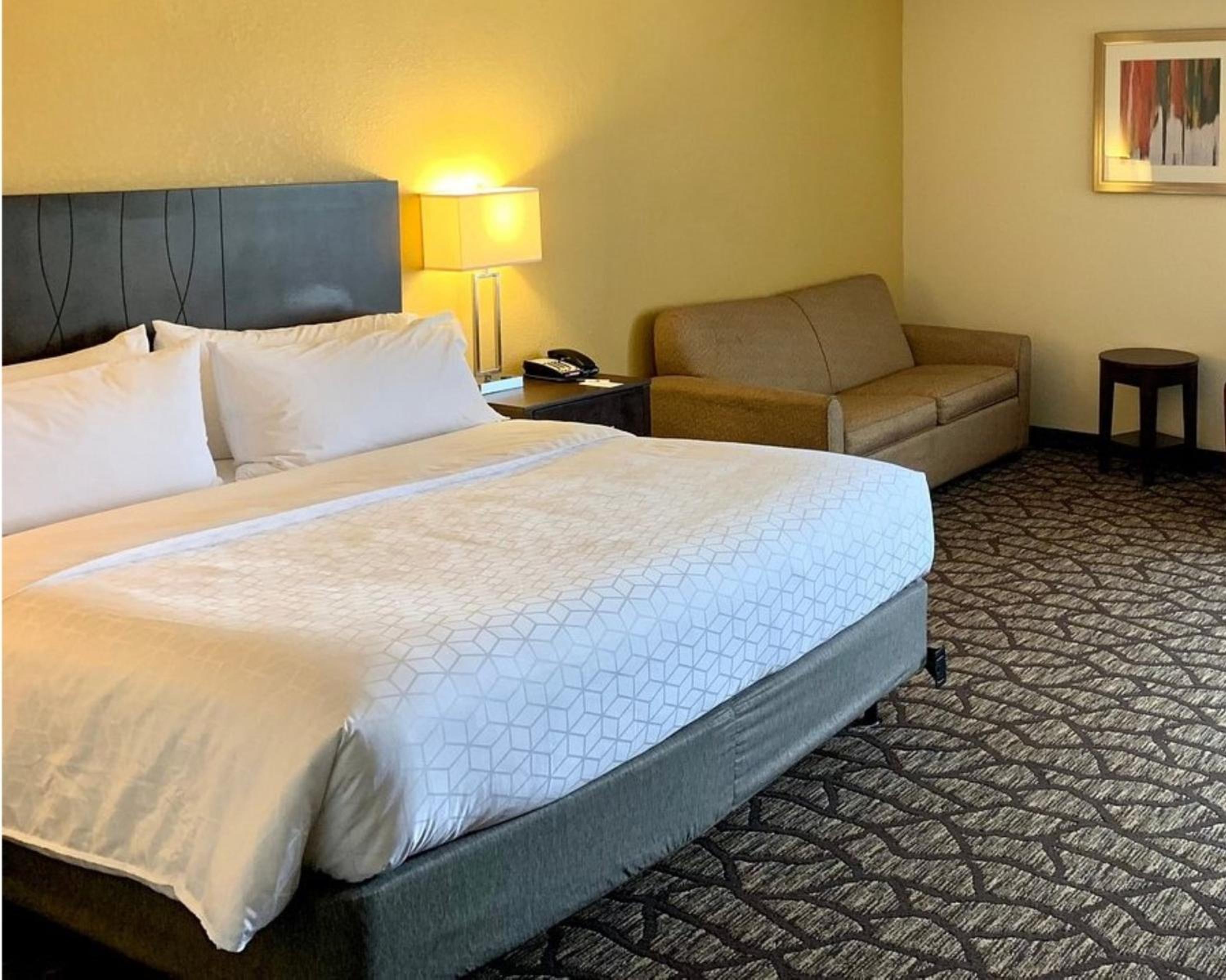 Standard King Room with Sofa Bed - Photo 3