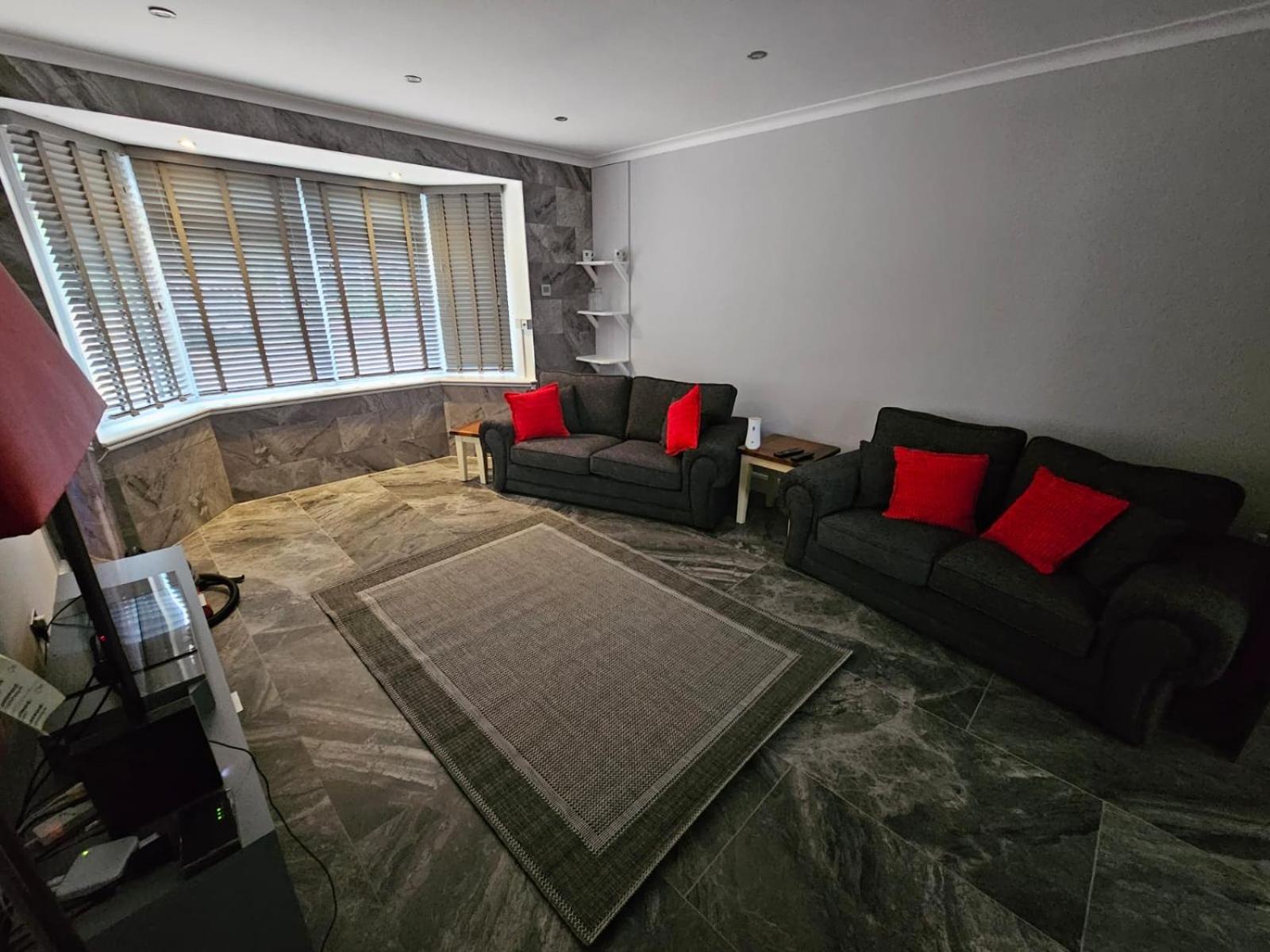 Five-Bedroom House photo 1
