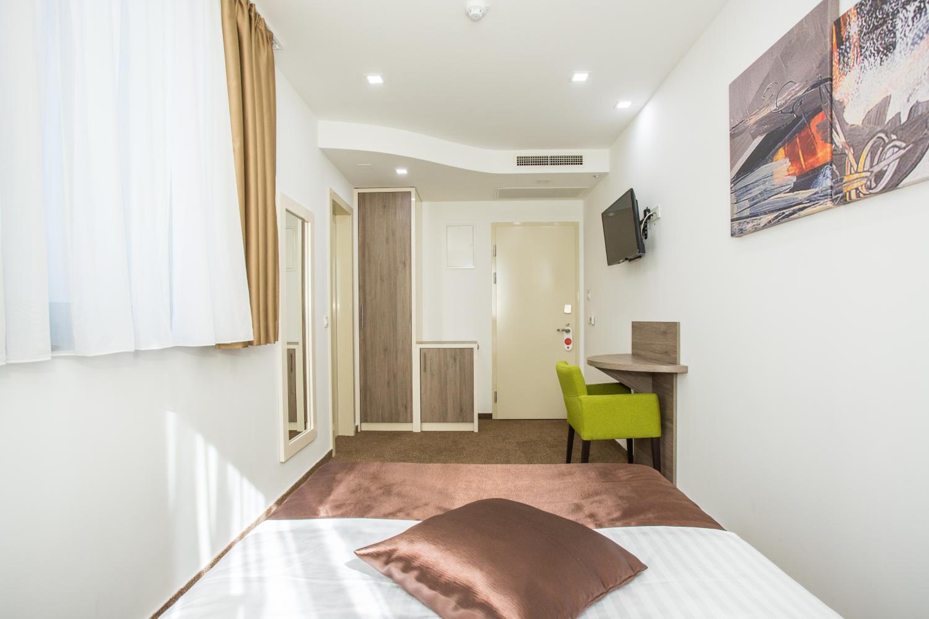 Budget Double Room photo 2