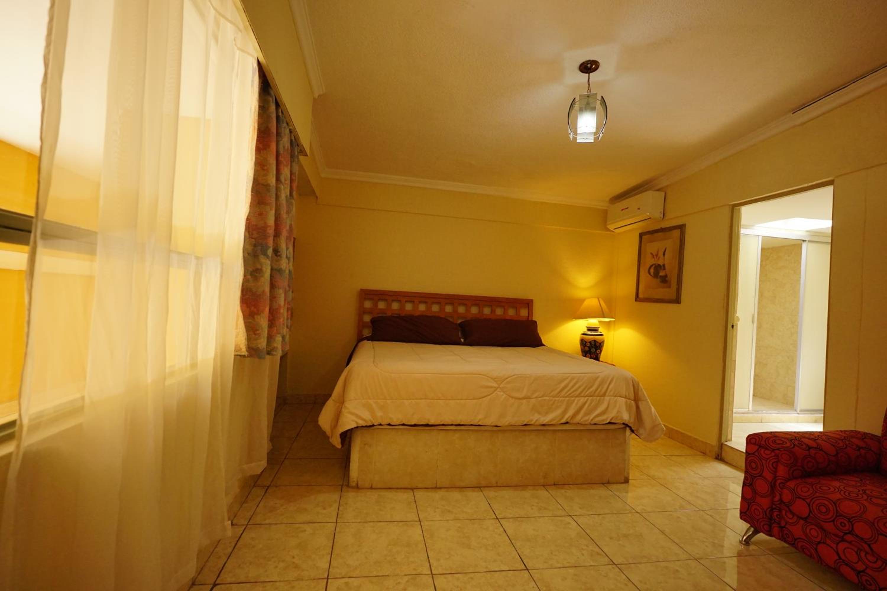 Standard King Room photo 3