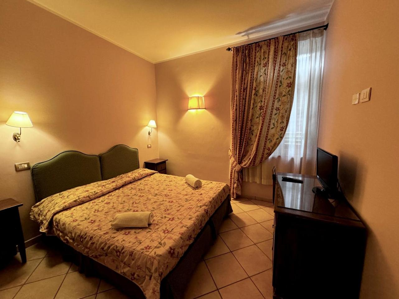 Double Room - Photo 8