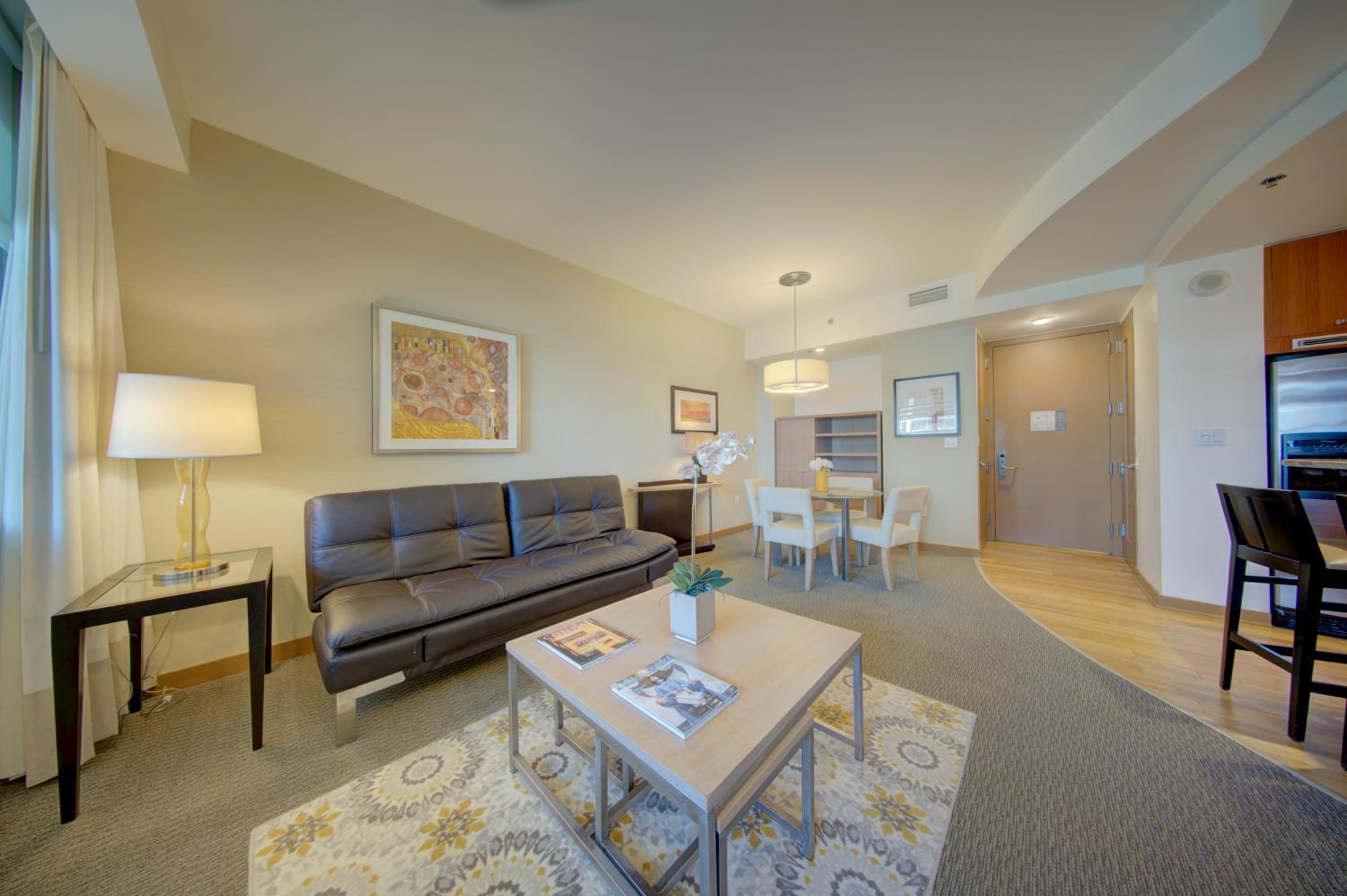 Deluxe One-Bedroom Apartment photo 3