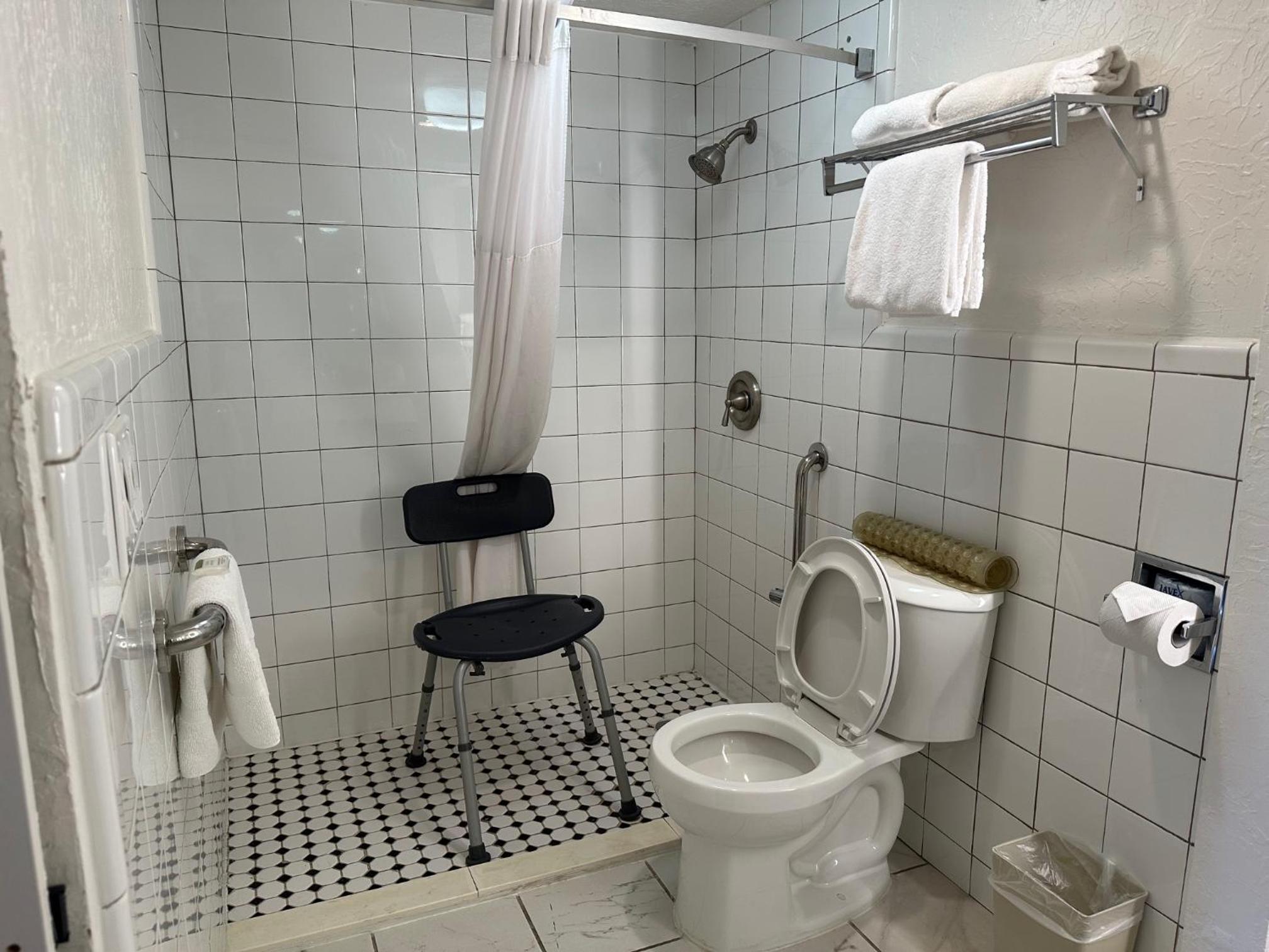 Double Room with Two Double Beds - Mobility Access/Non-Smoking - Photo 3