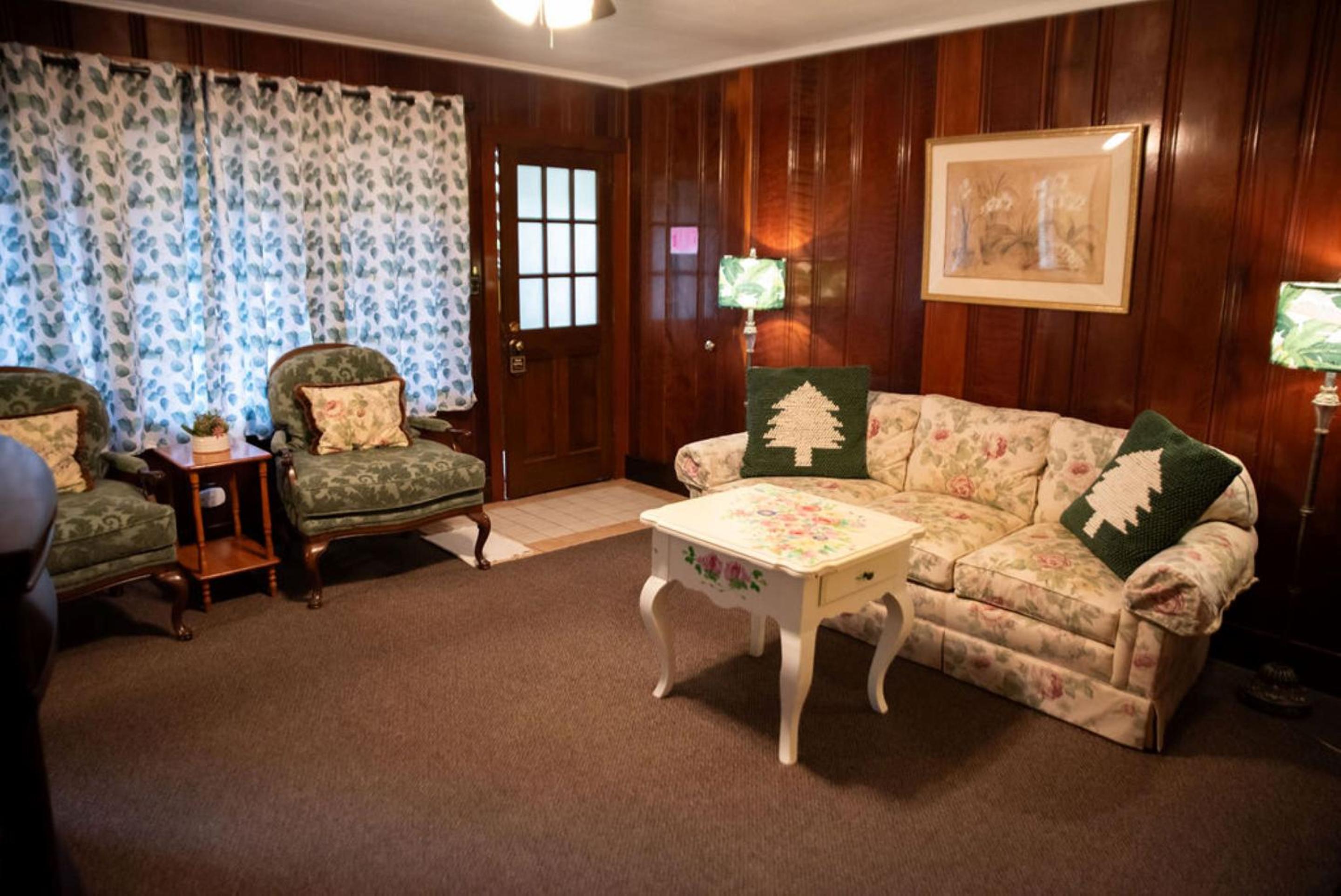 Deluxe Queen Suite photo 2
