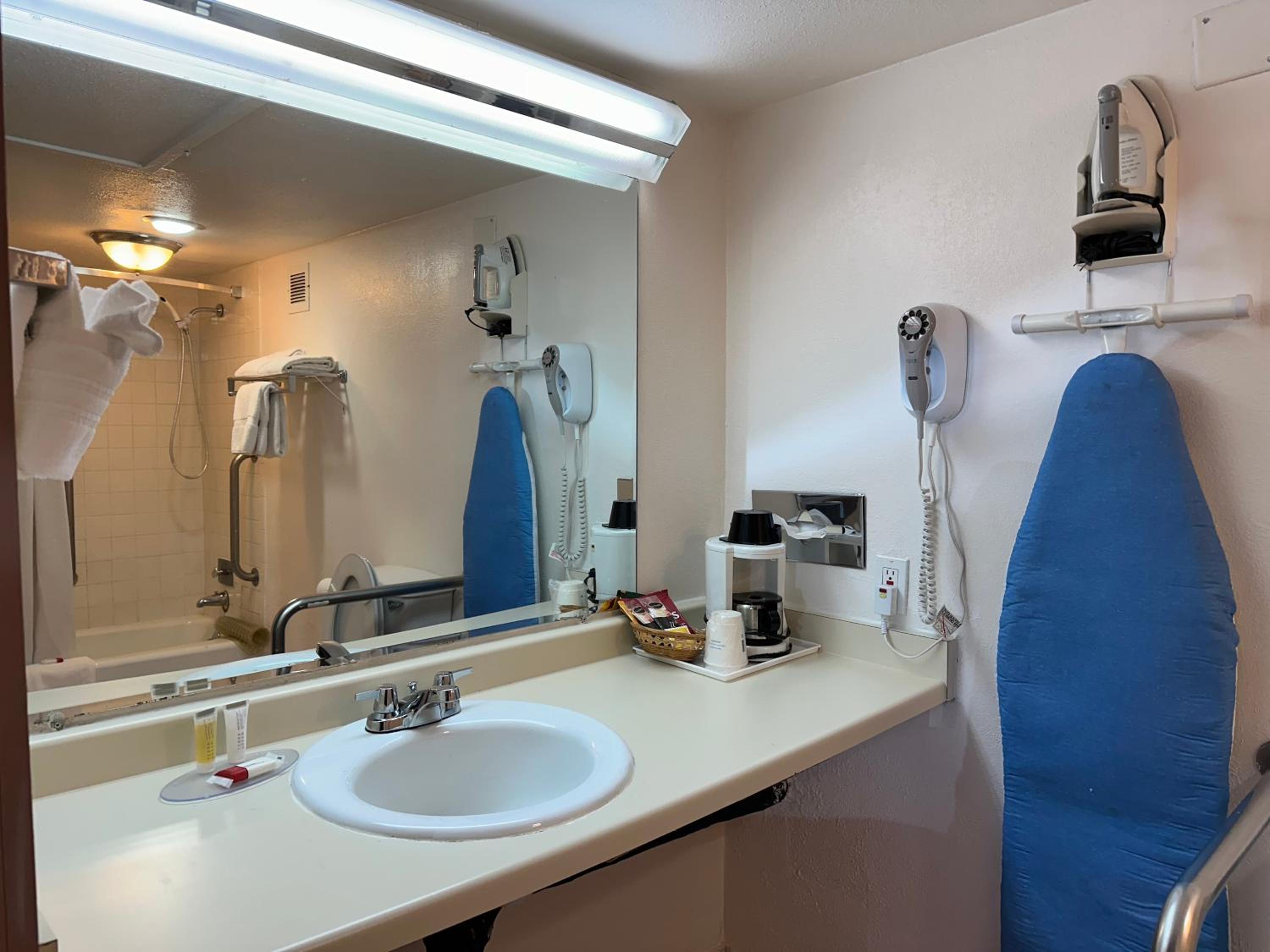 Double Room with Two Double Beds - Mobility Access/Non-Smoking - Photo 2
