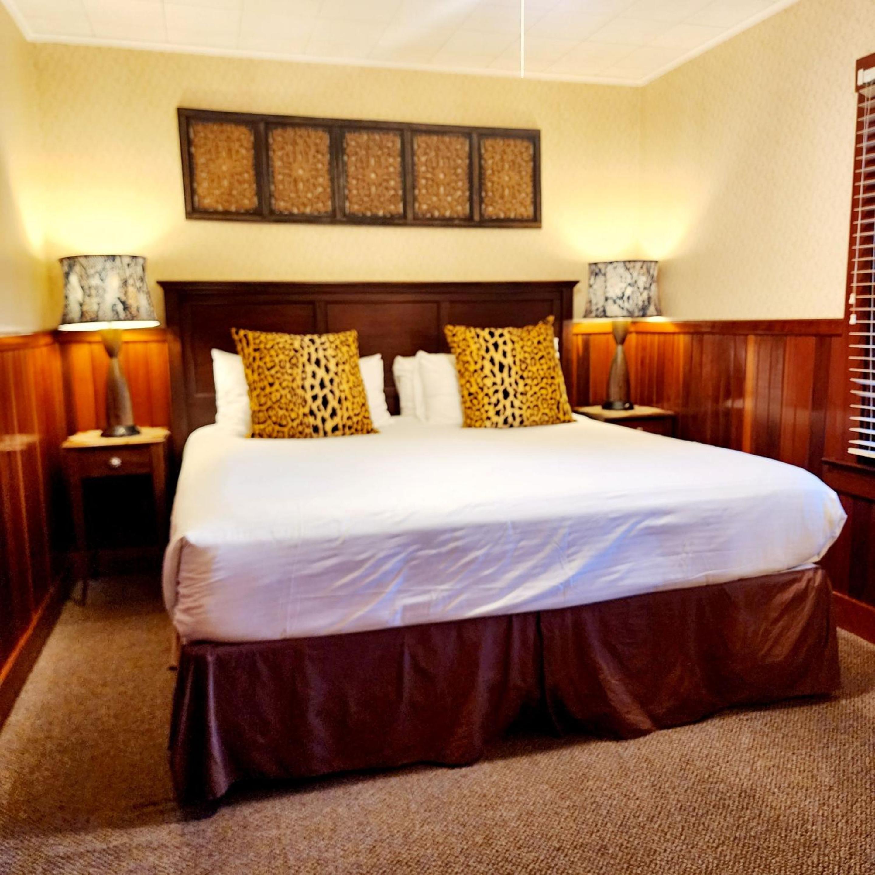 Deluxe King Suite photo 1