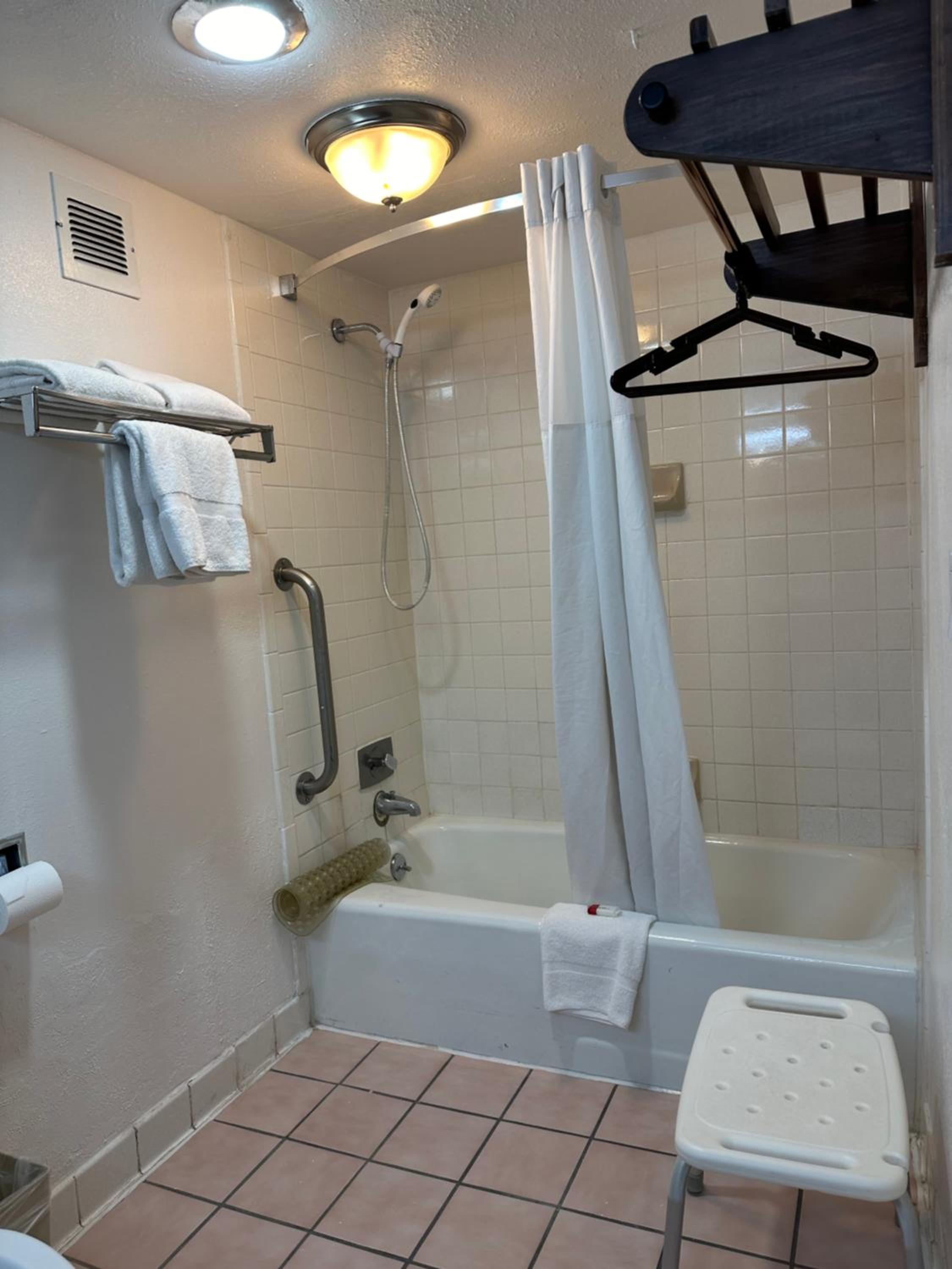 King Room - Non-Smoking - Photo 2