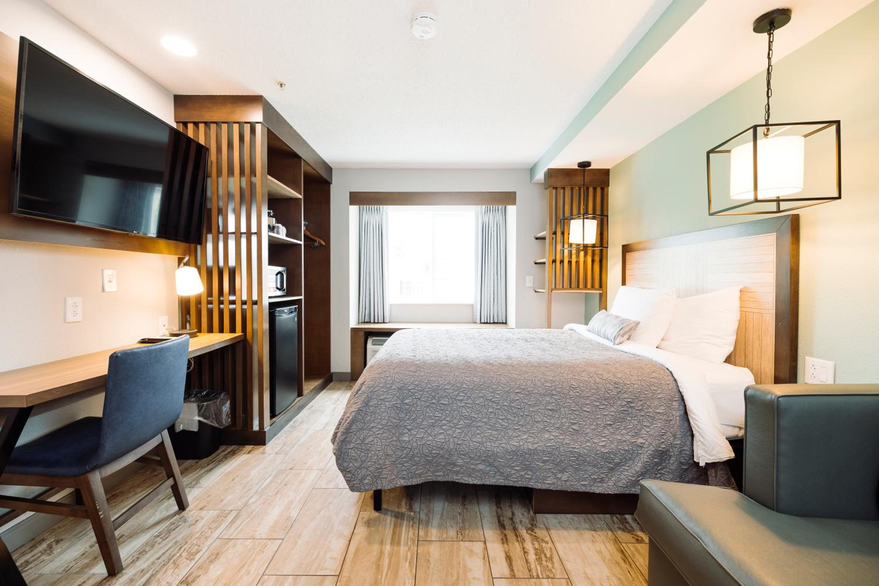 Deluxe Queen Suite