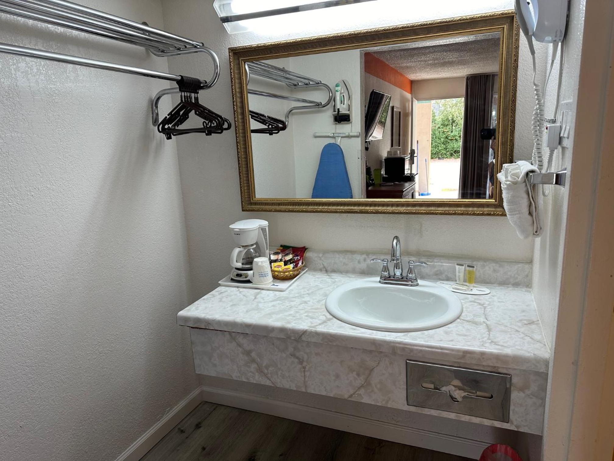 King Room - Mobility Access/Non-Smoking - Photo 4