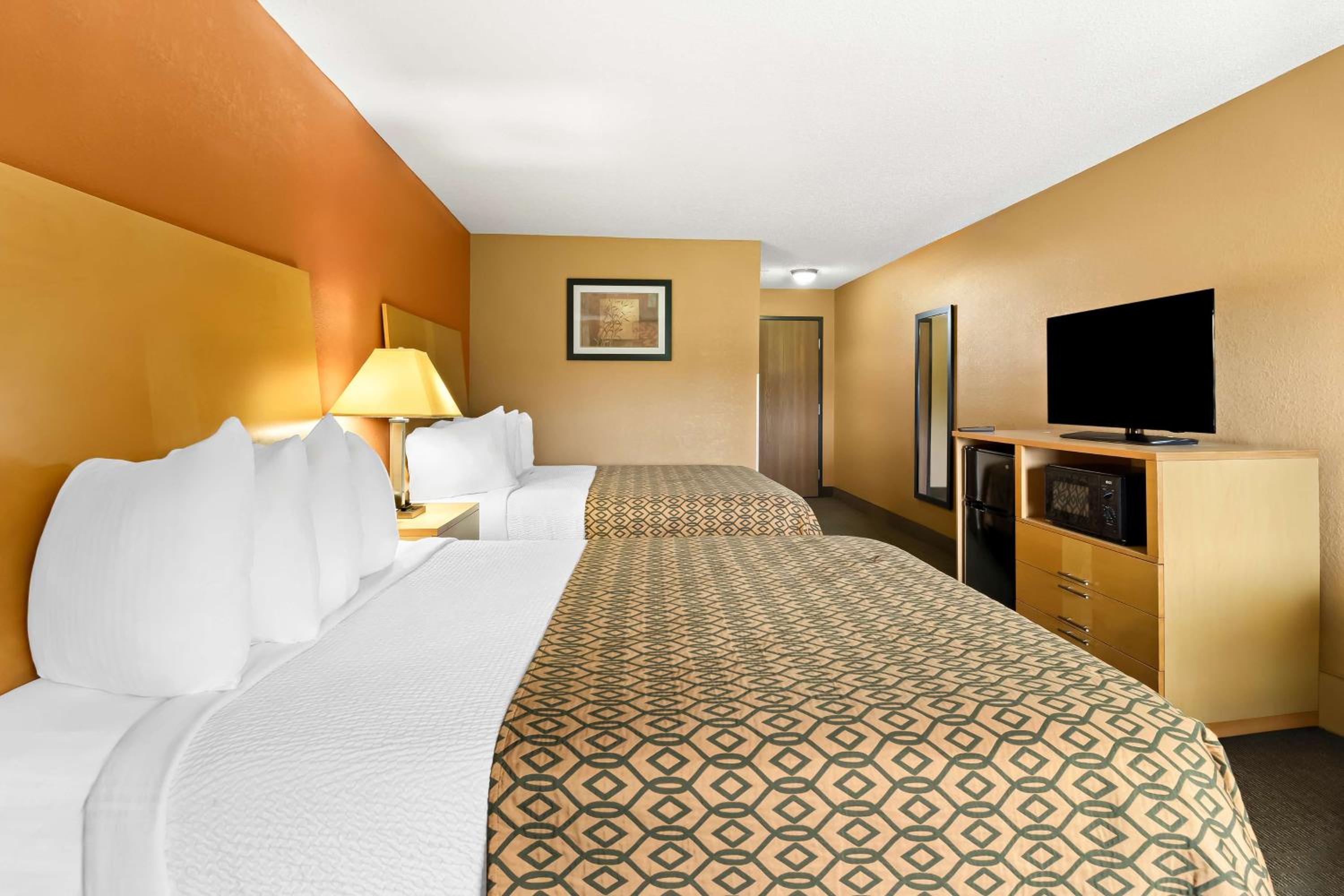 Queen Room with Two Queen Beds - Non-Smoking - Photo 3
