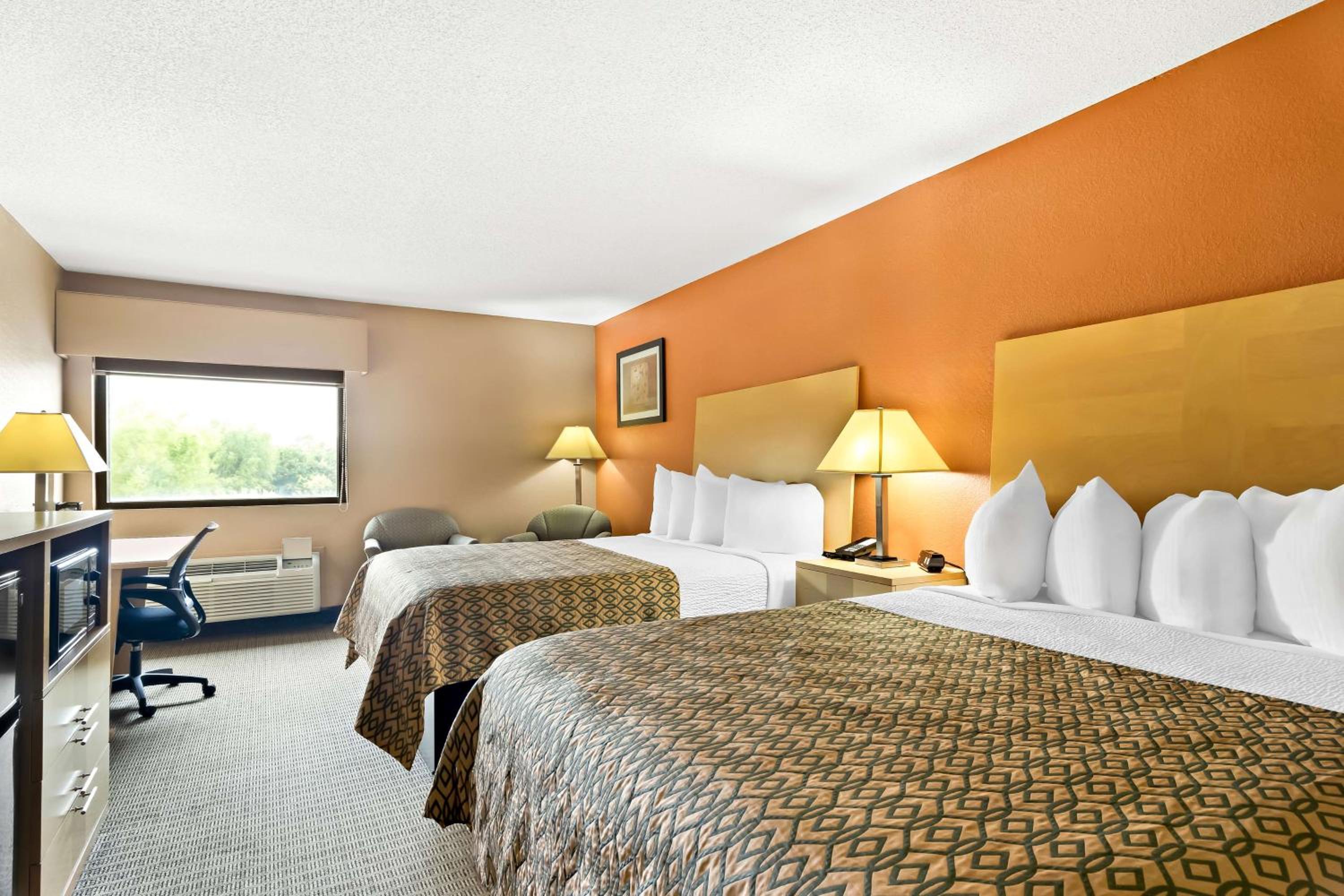 Queen Room with Two Queen Beds - Non-Smoking - Photo 4