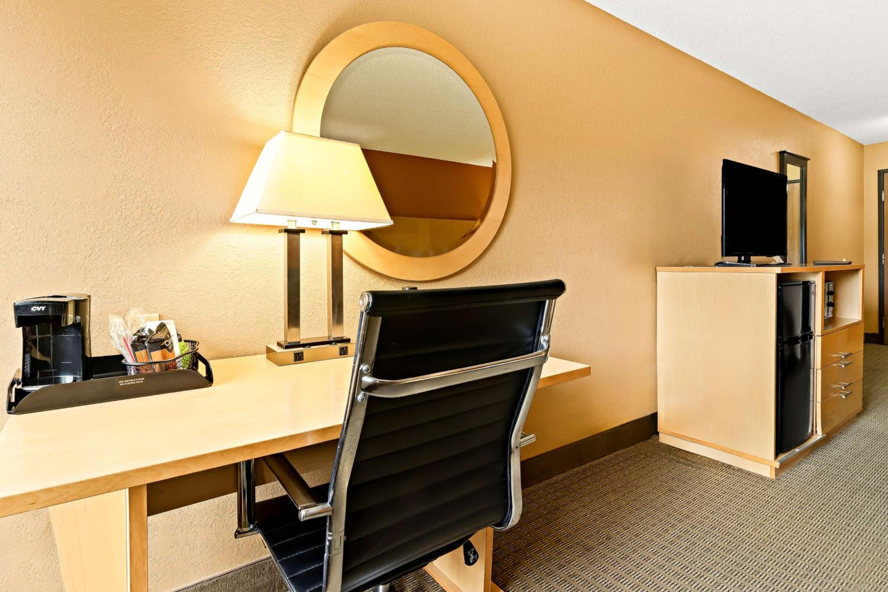 King Room - Non-Smoking - Photo 3