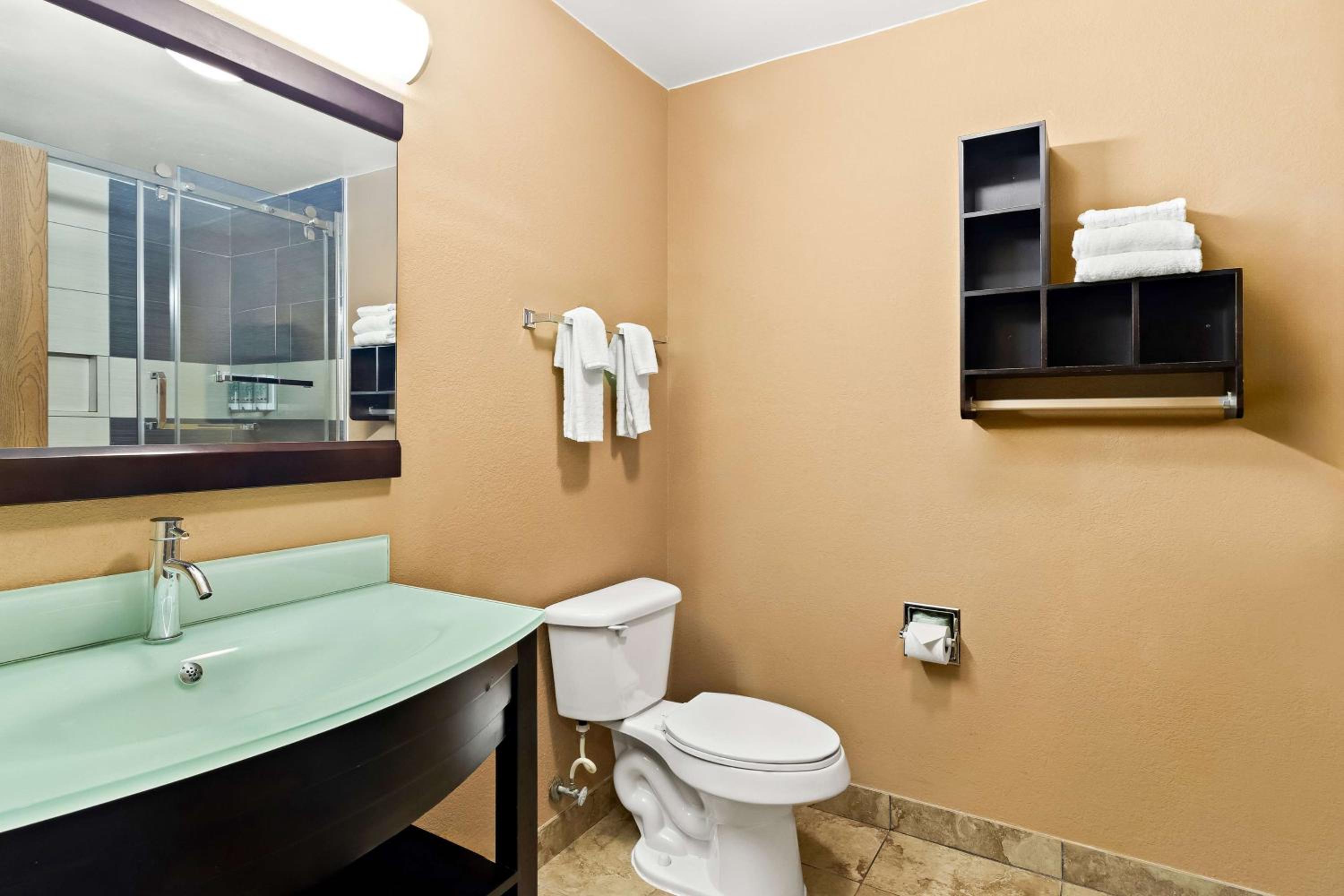 King Room - Non-Smoking - Photo 4