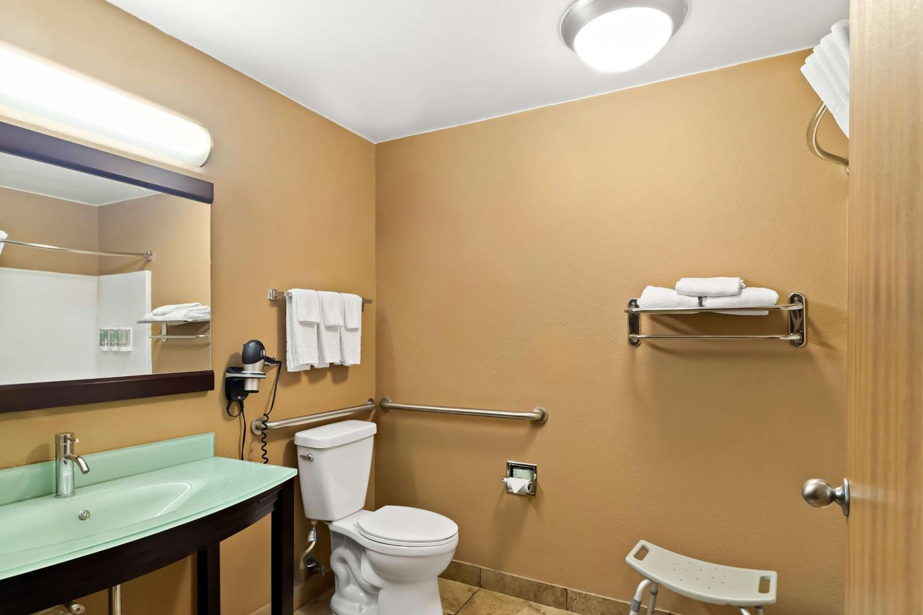 King Room - Disability Access Tub - Photo 2