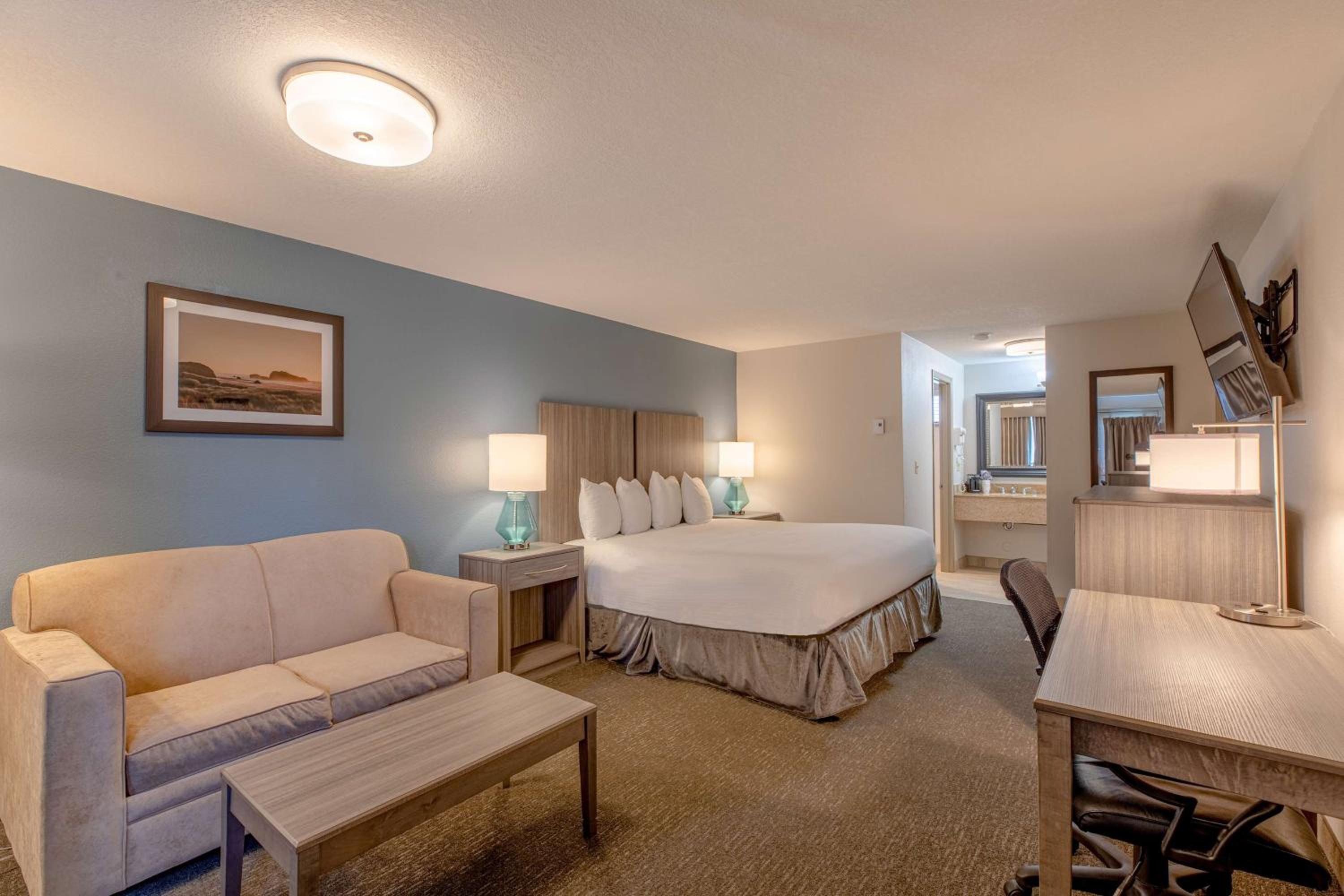 King Room with Roll-In Shower and Private Patio - Disability Access/Non-Smoking photo 3