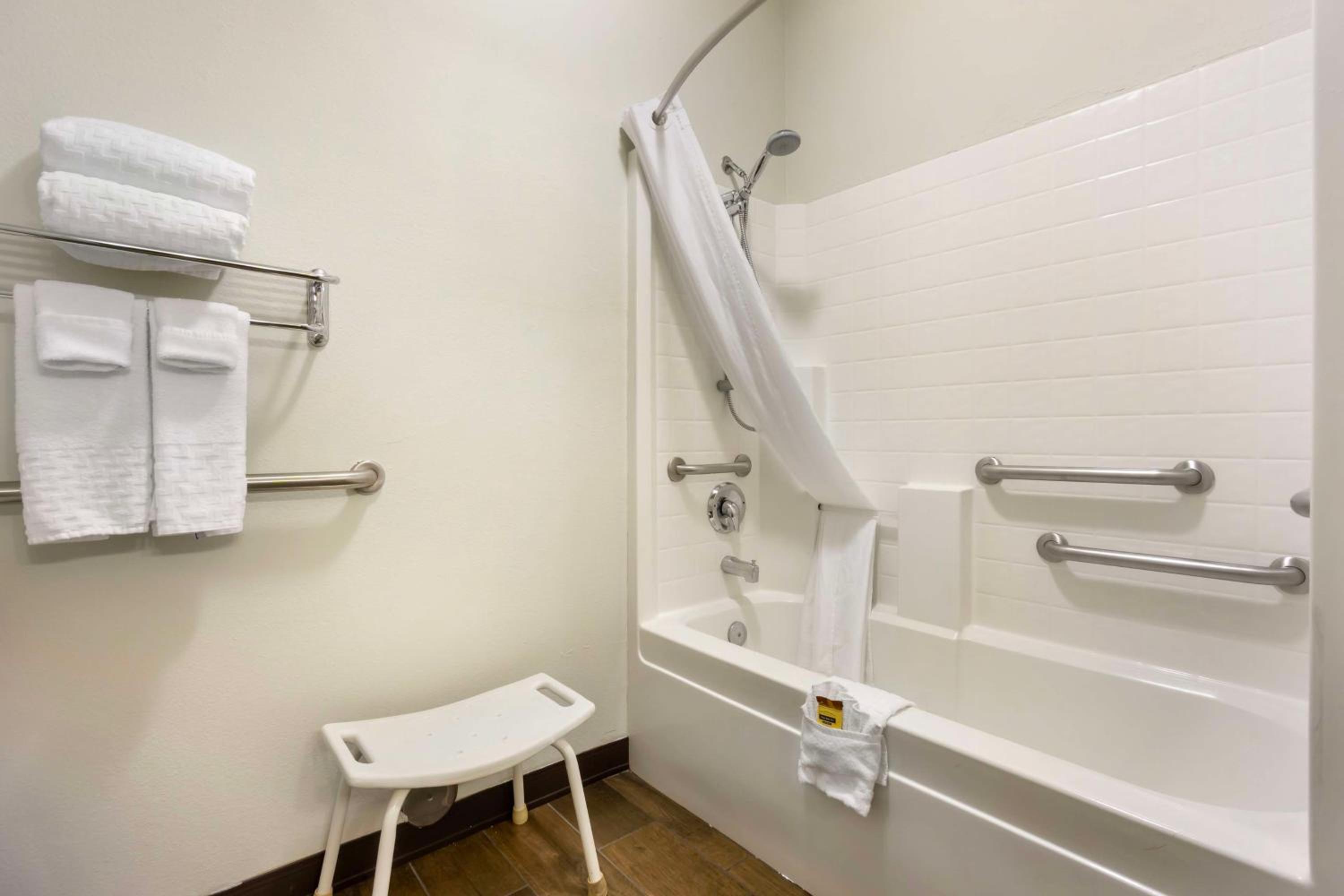 King Room with Sofa Bed and Bath Tub - Disability Access/Non-Smoking photo 2