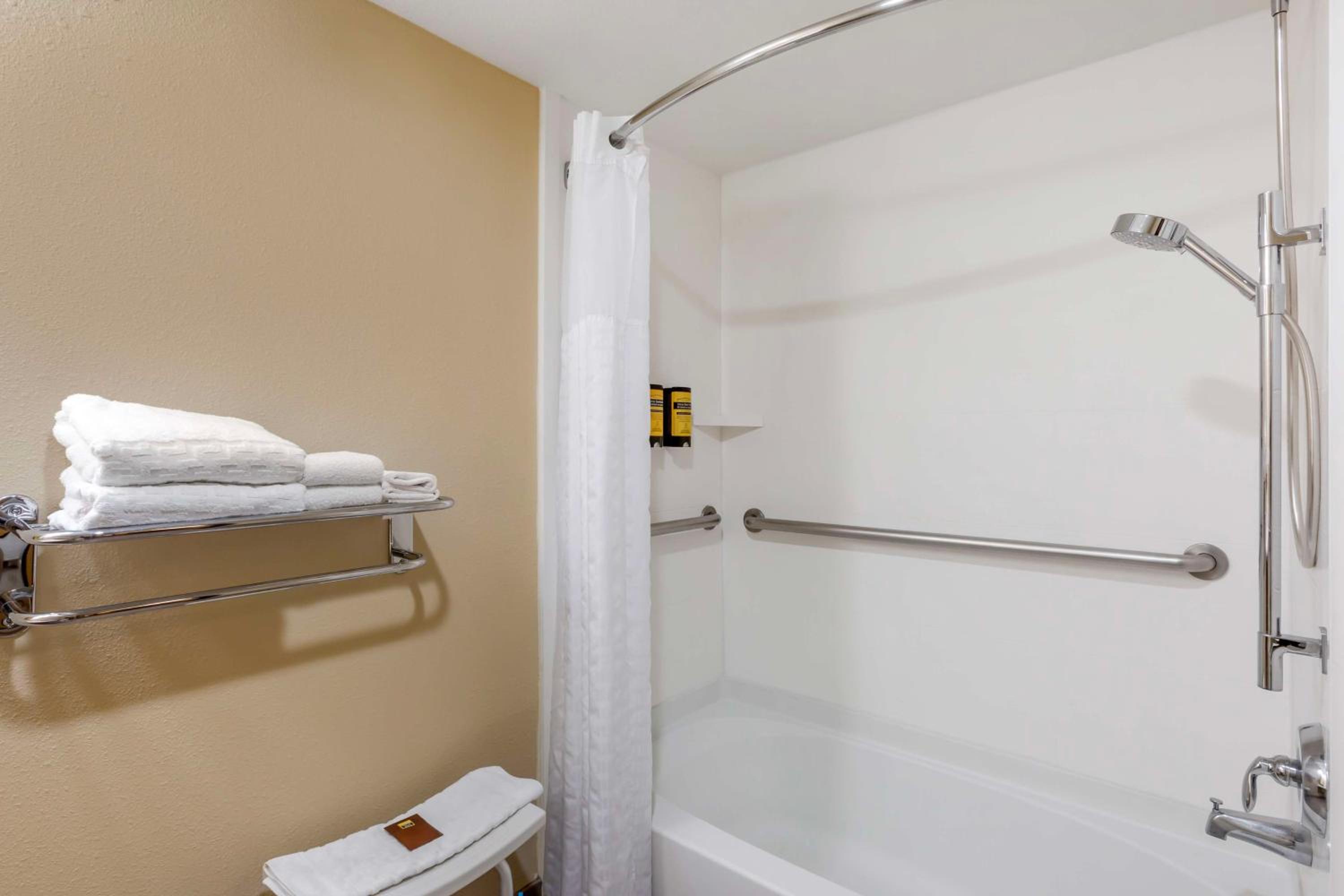 Queen Suite with Mobility Accessible Tub - Photo 5