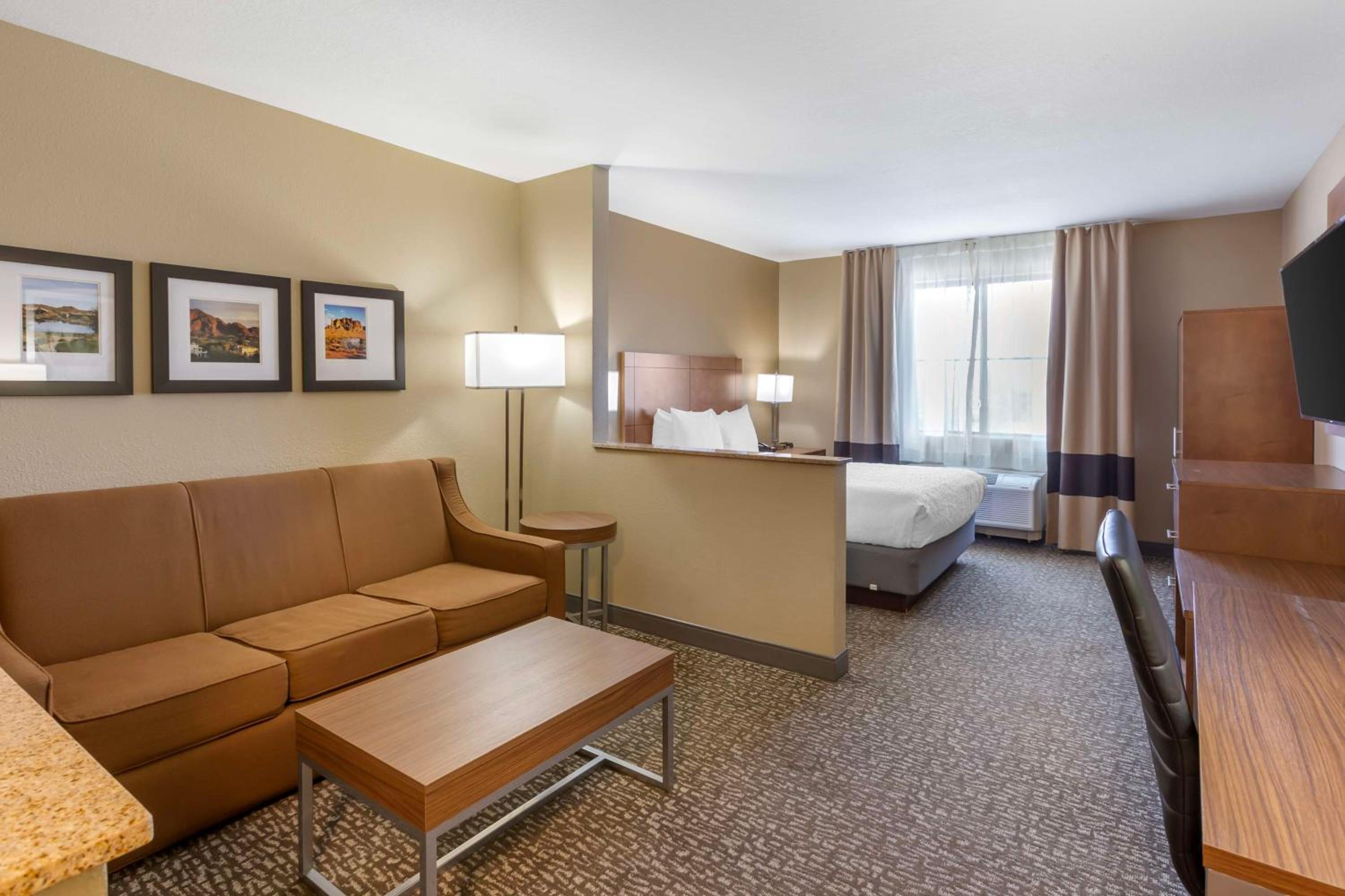 Queen Suite with Mobility Accessible Tub - Photo 2