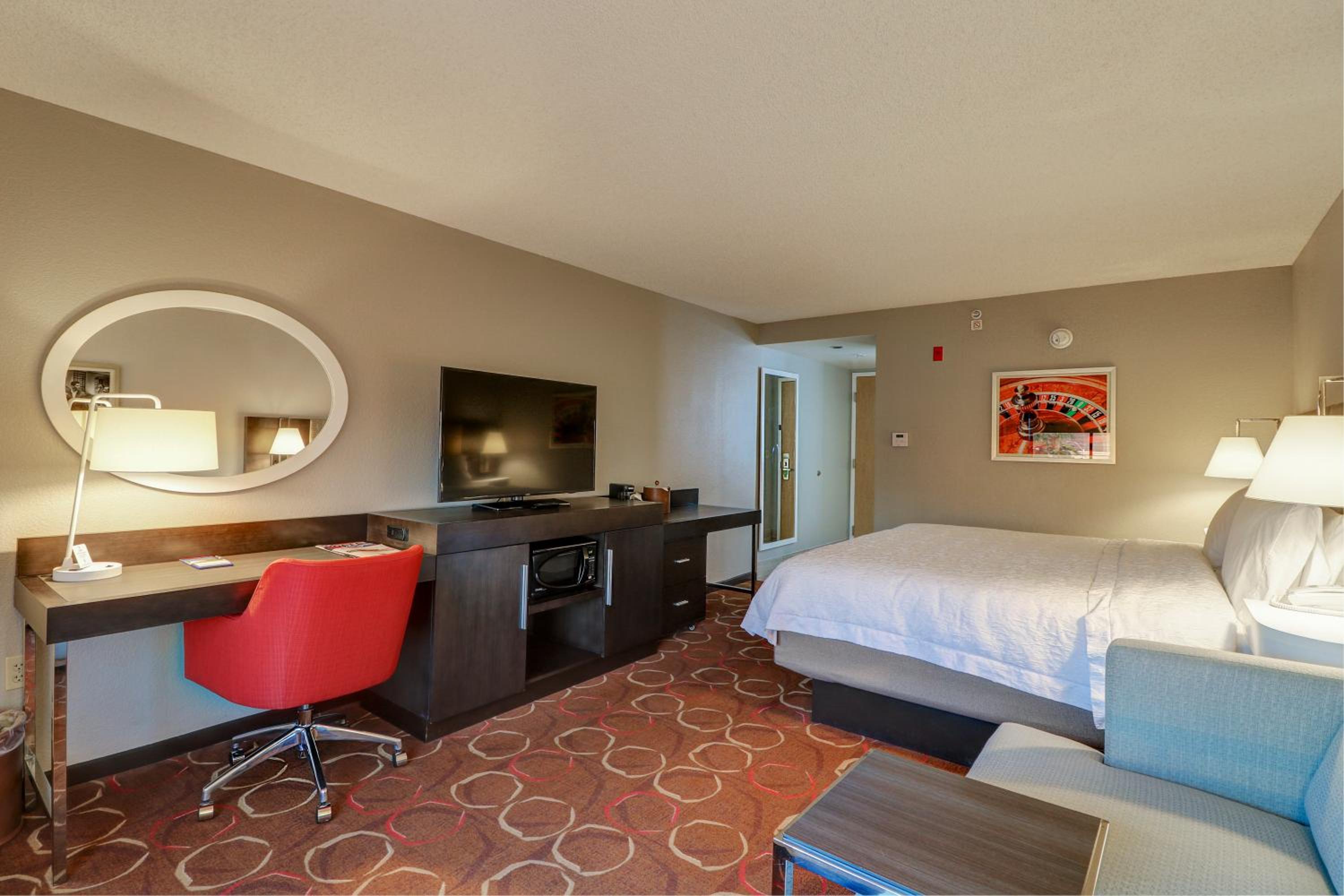 King Room with Sofa Bed - Non-Smoking - Photo 5