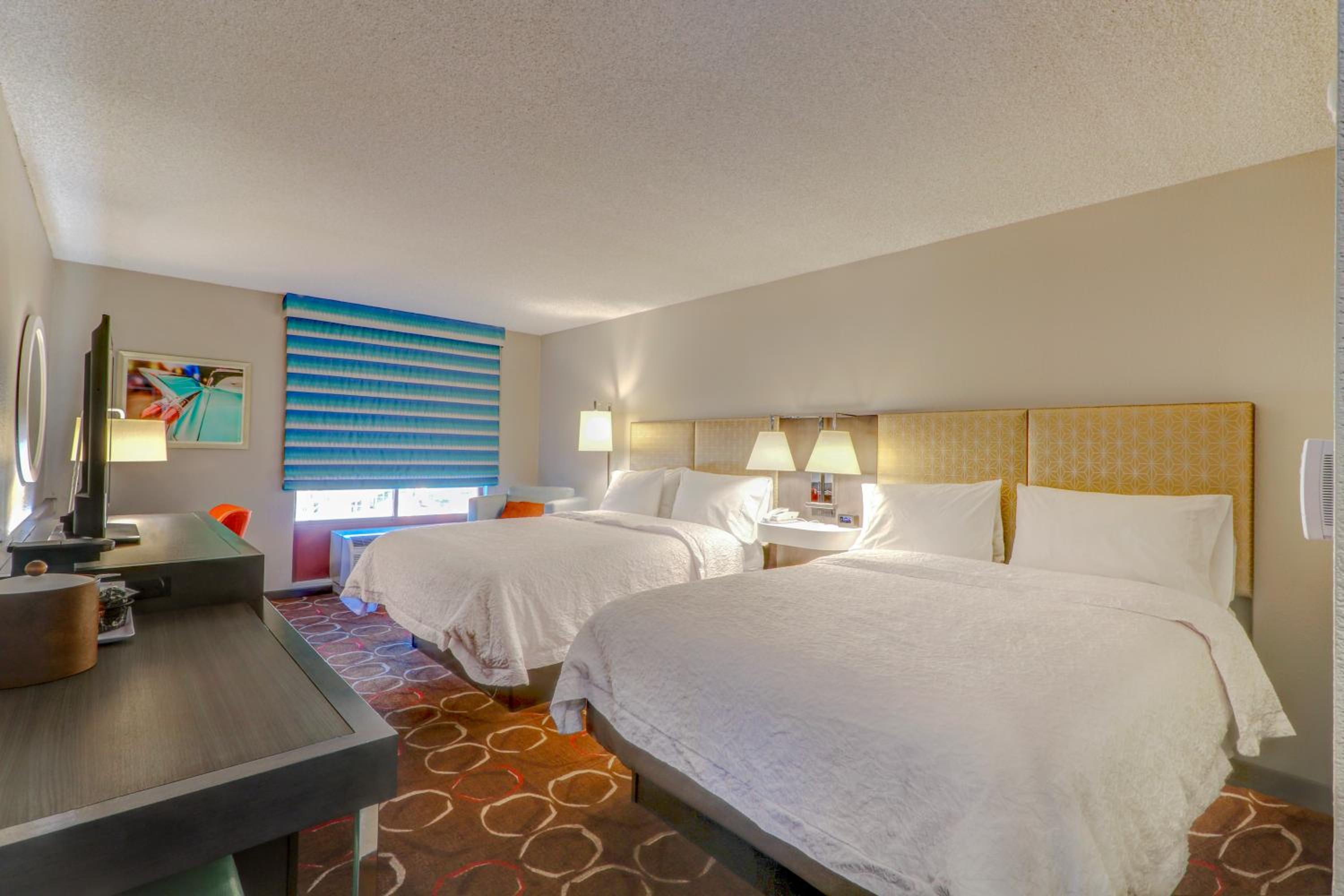 Two Queen Beds - Non-Smoking - Photo 8