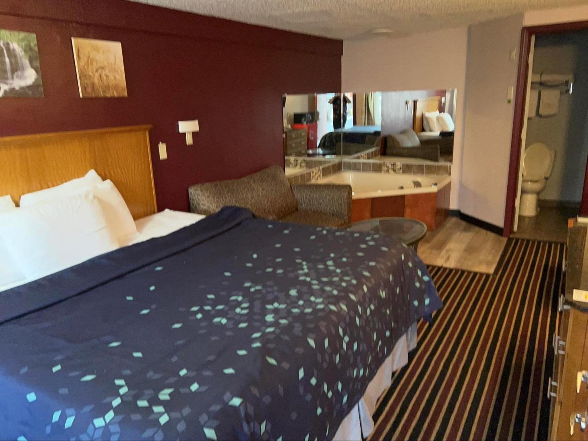 King Room with Spa Bath - Non-Smoking - Photo 4