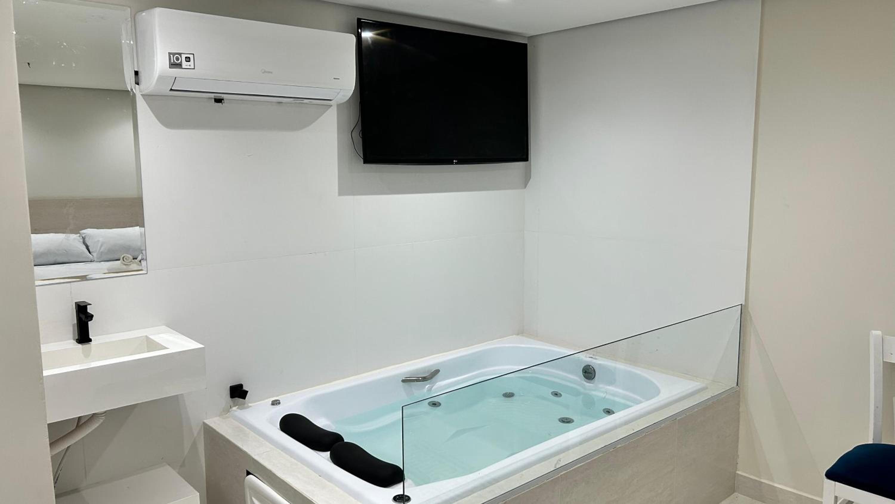 Double Room with Spa Bath photo 2