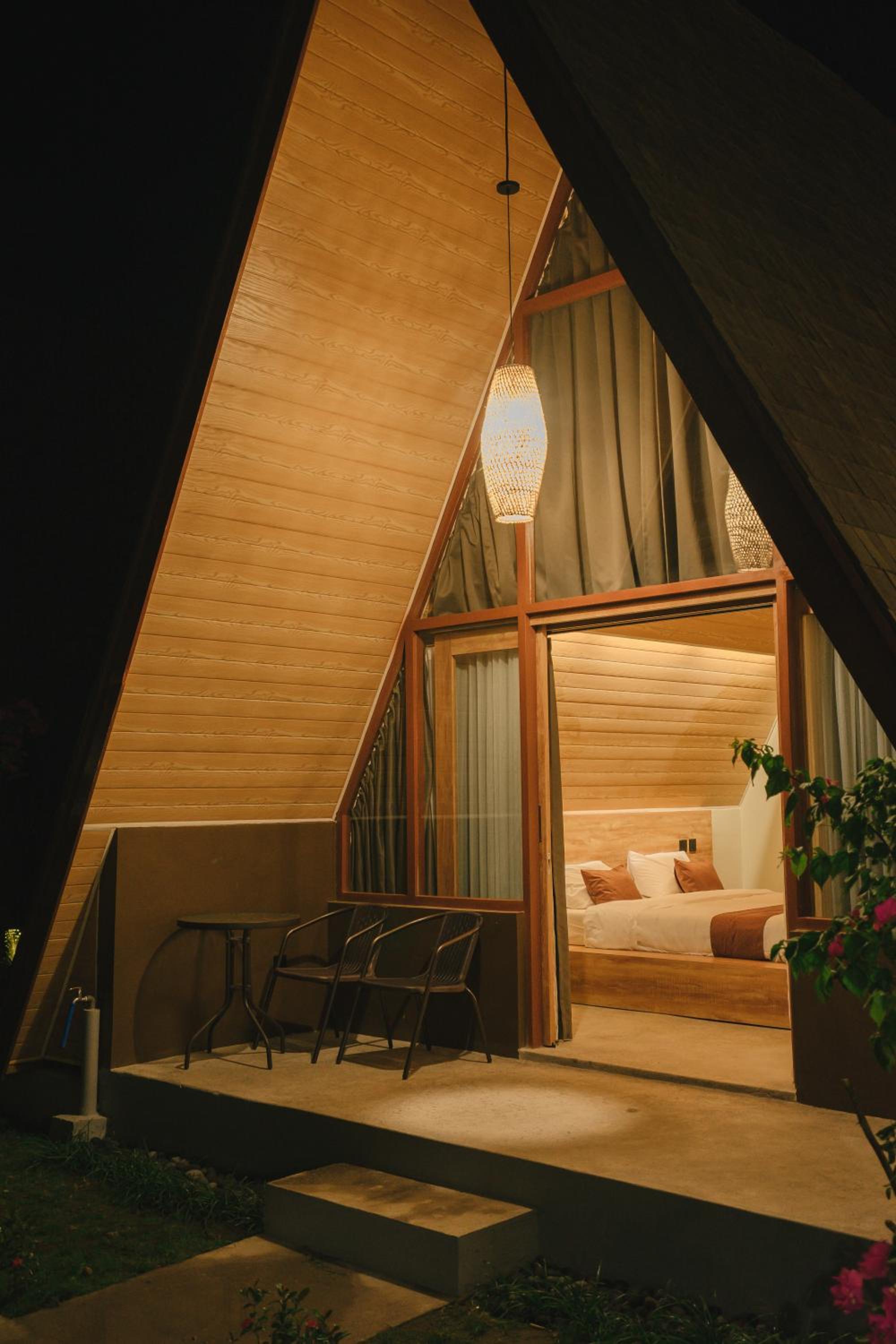 Deluxe Double Room (2 Adults + 1 Child) - Photo 10